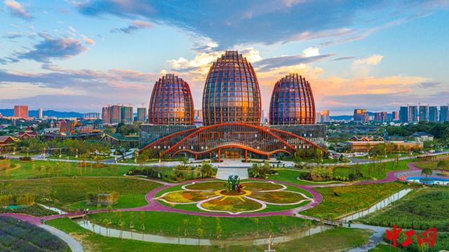 据悉,赣州南康家居小镇项目位于赣州市南康区镜坝镇,项目规划用地5