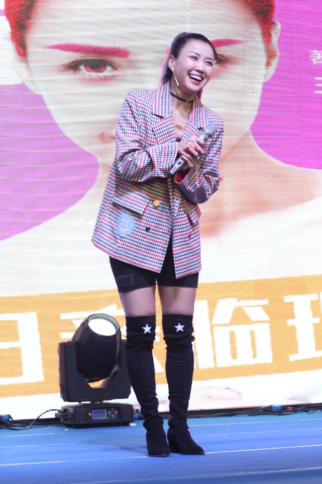 王蓉对自己身材太自信穿西装玩下衣失踪被靴子勒出肉褶子