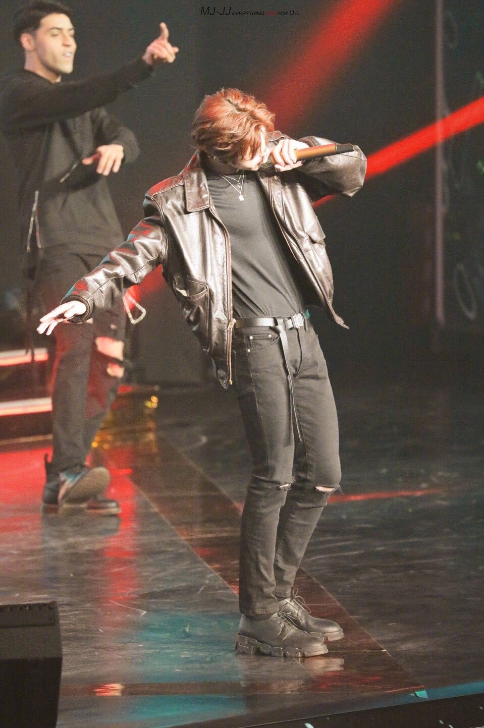 脱衣有肉,穿衣显瘦,九头身完美比例,坤坤这身材真