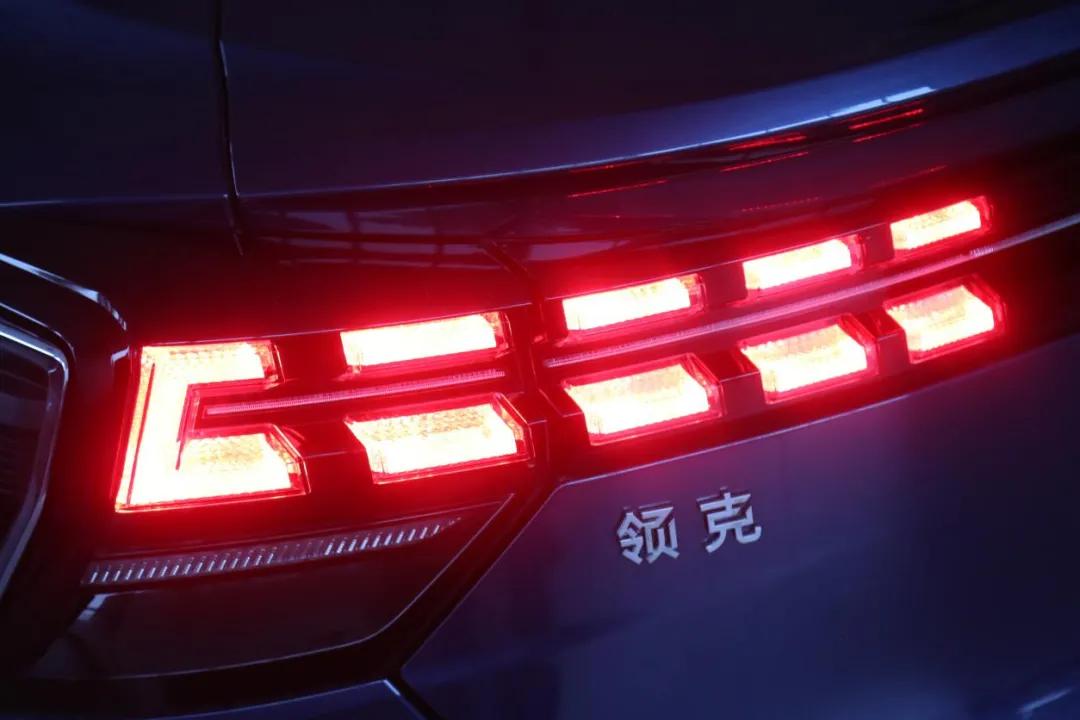 大灯和尾灯也很有型,溜背的造型我也很喜欢"赵丁说第一次看到领克05