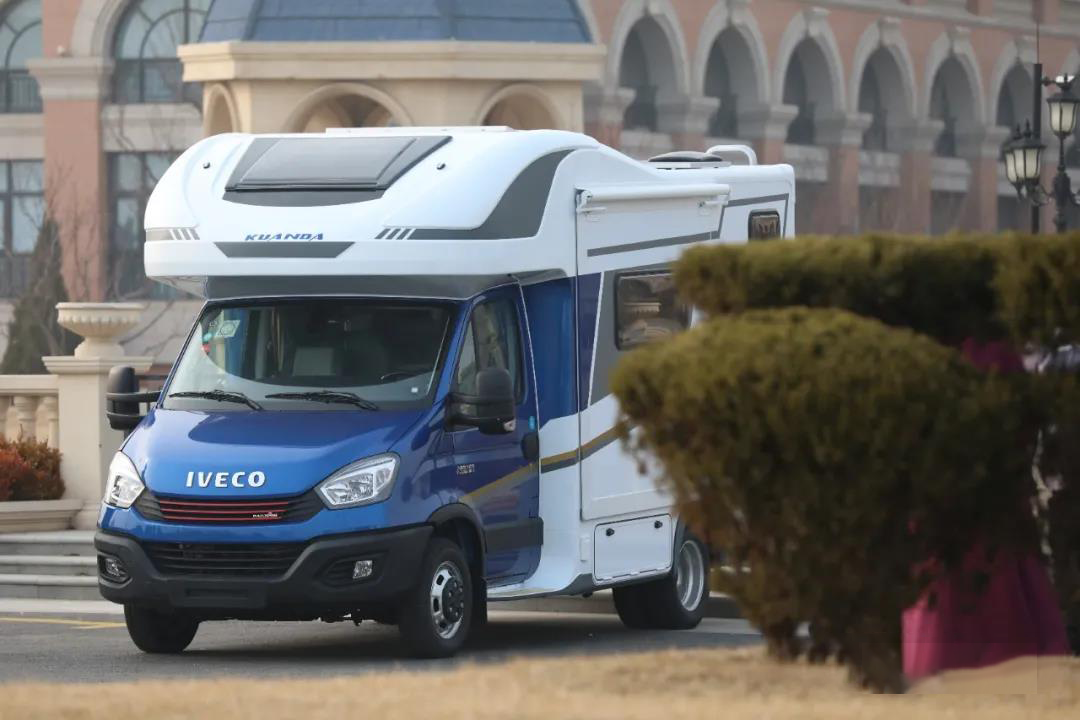 全方位升级 宽大v8 plus 空间更大 移动的家庭影院