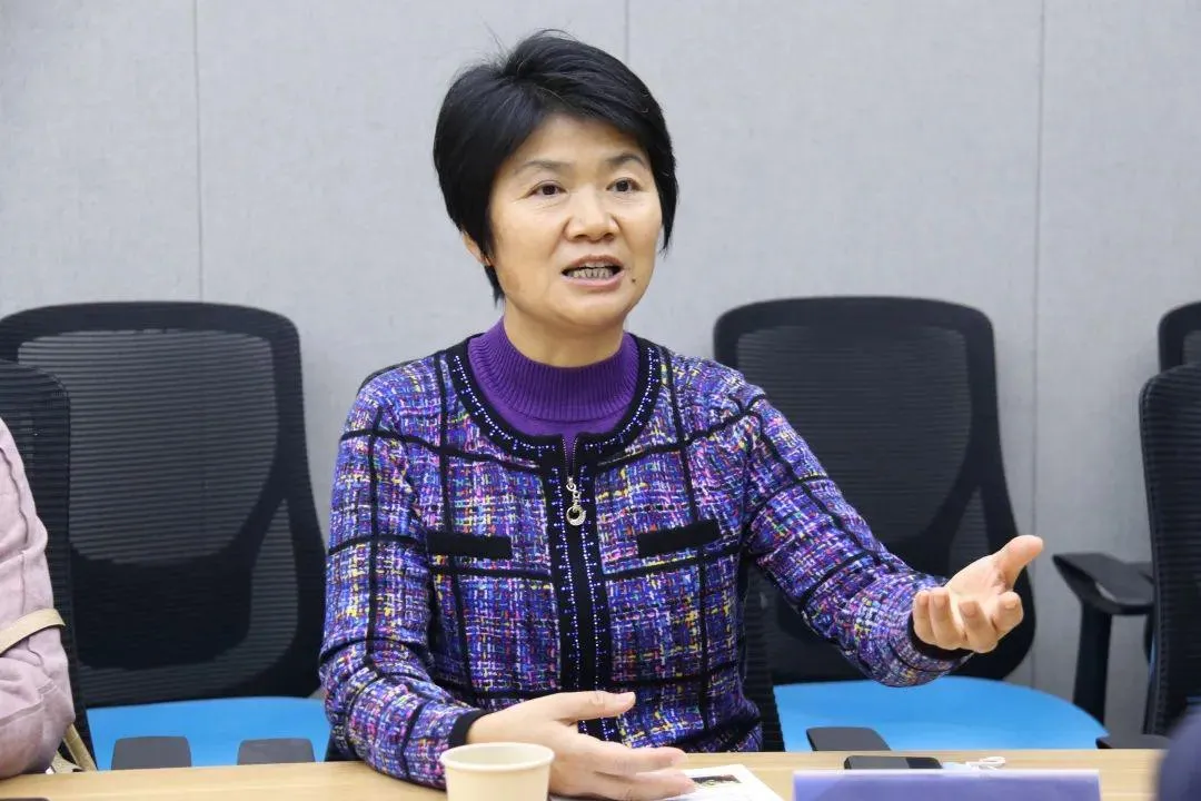 在如此高的话题轰炸下,曹县县长梁惠民近日也出面回应了曹县爆红,她