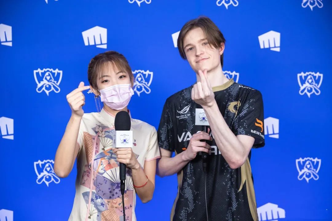 EDG夺冠!这个会四国语言的翻译小姐姐,穿旗袍惊艳抢镜休闲区蓝鸢梦想 - Www.slyday.coM EDG夺冠!这个会四国语言的翻译小姐姐,穿旗袍惊艳抢镜休闲区蓝鸢梦想 - Www.slyday.coM