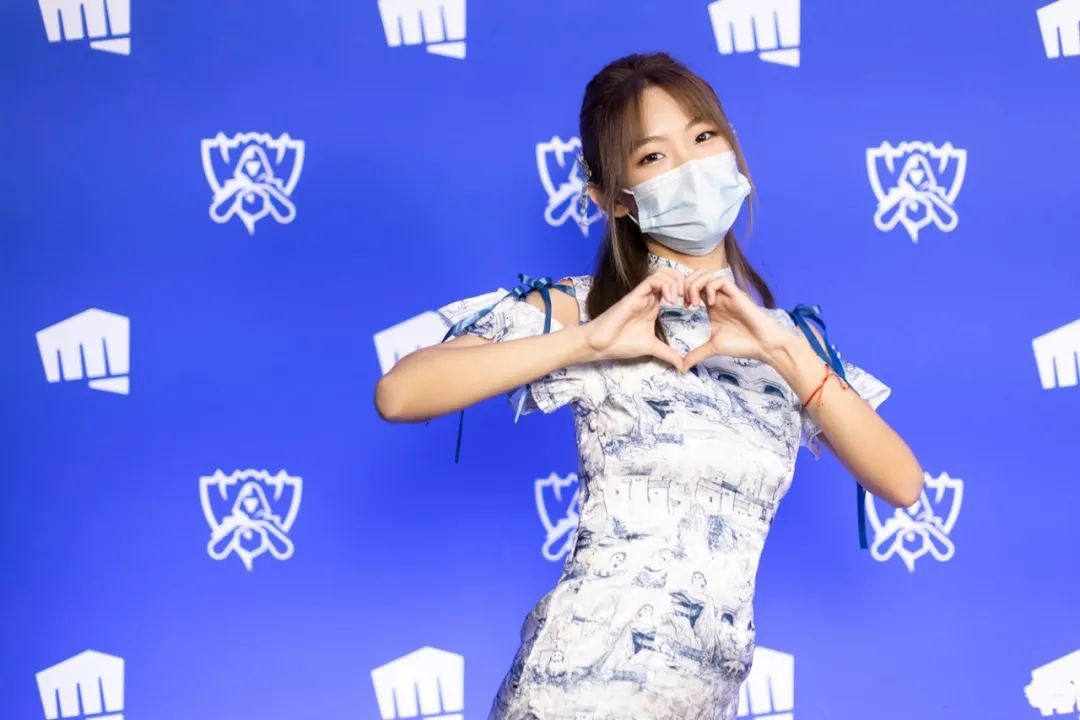 EDG夺冠!这个会四国语言的翻译小姐姐,穿旗袍惊艳抢镜休闲区蓝鸢梦想 - Www.slyday.coM EDG夺冠!这个会四国语言的翻译小姐姐,穿旗袍惊艳抢镜休闲区蓝鸢梦想 - Www.slyday.coM