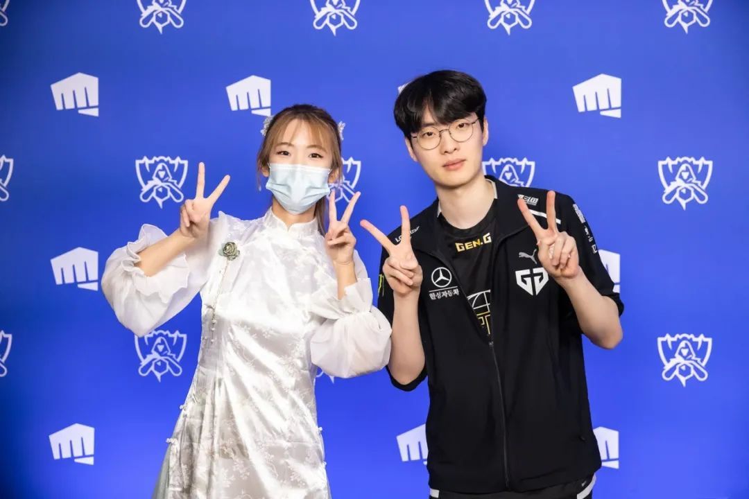 EDG夺冠!这个会四国语言的翻译小姐姐,穿旗袍惊艳抢镜休闲区蓝鸢梦想 - Www.slyday.coM EDG夺冠!这个会四国语言的翻译小姐姐,穿旗袍惊艳抢镜休闲区蓝鸢梦想 - Www.slyday.coM