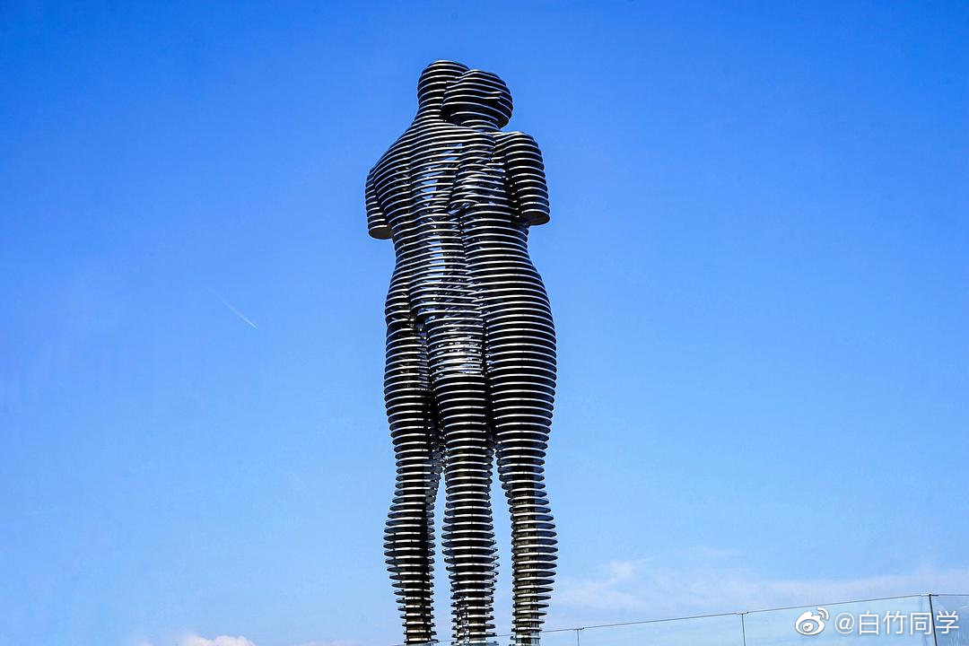 位于格鲁吉亚巴统市海边的钢制雕像「ali__财经头条