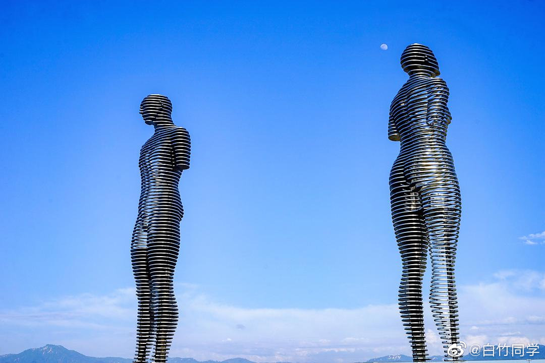 位于格鲁吉亚巴统市海边的钢制雕像「ali__财经头条