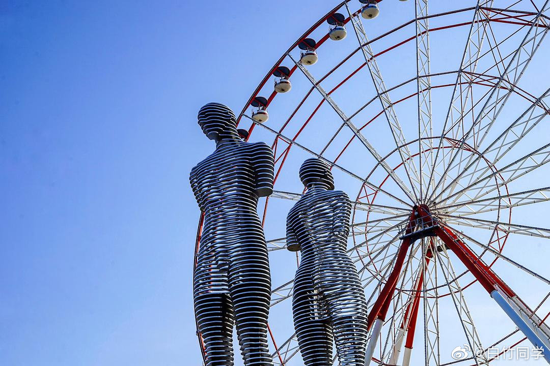 位于格鲁吉亚巴统市海边的钢制雕像「ali__财经头条