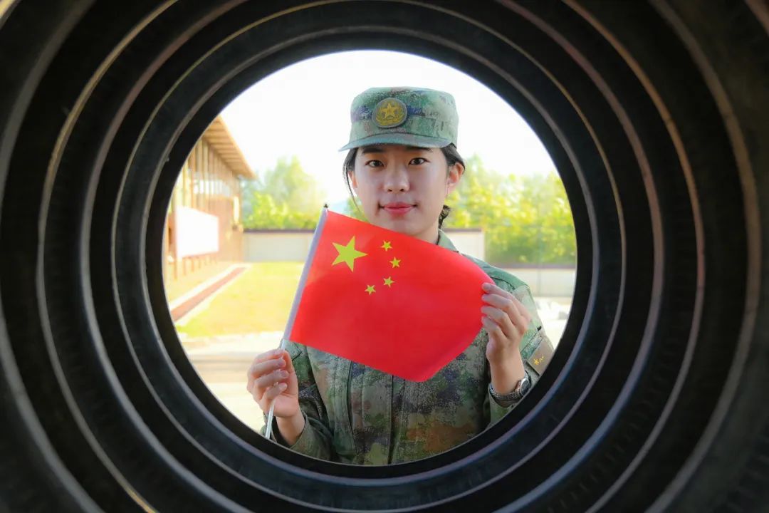 晒晒我与国旗的同框照→休闲区蓝鸢梦想 - Www.slyday.coM