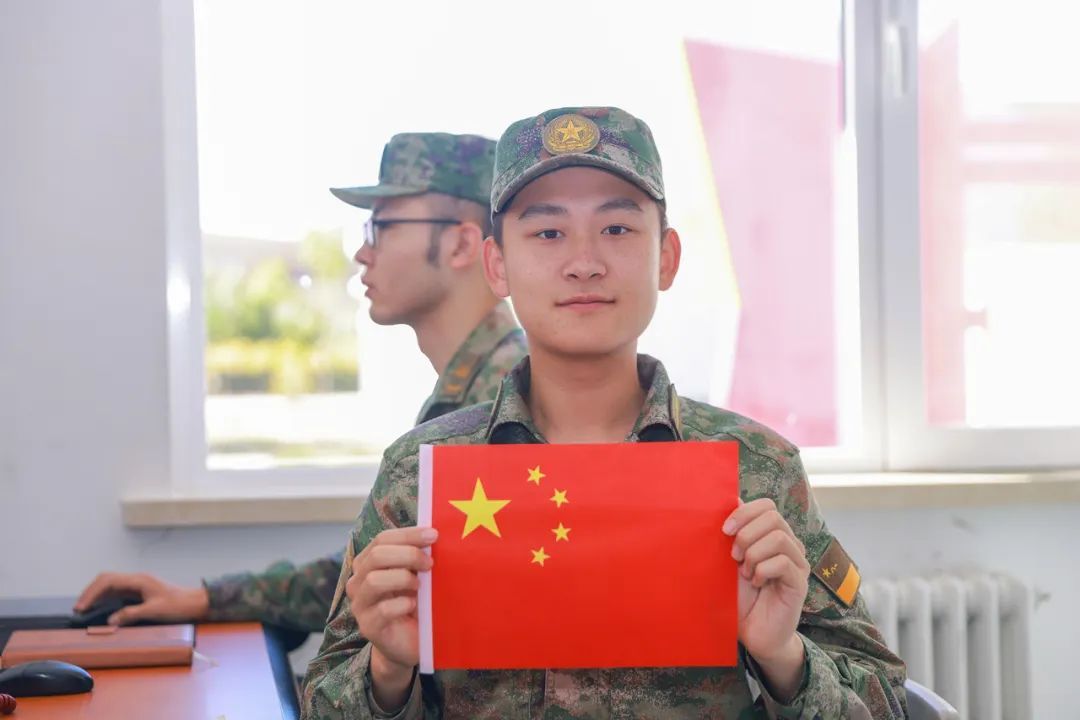 晒晒我与国旗的同框照→休闲区蓝鸢梦想 - Www.slyday.coM