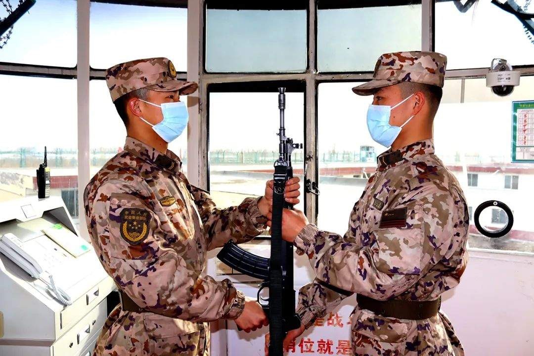 对于每一名战士来说最值得纪念的莫过于第一次站岗执勤了