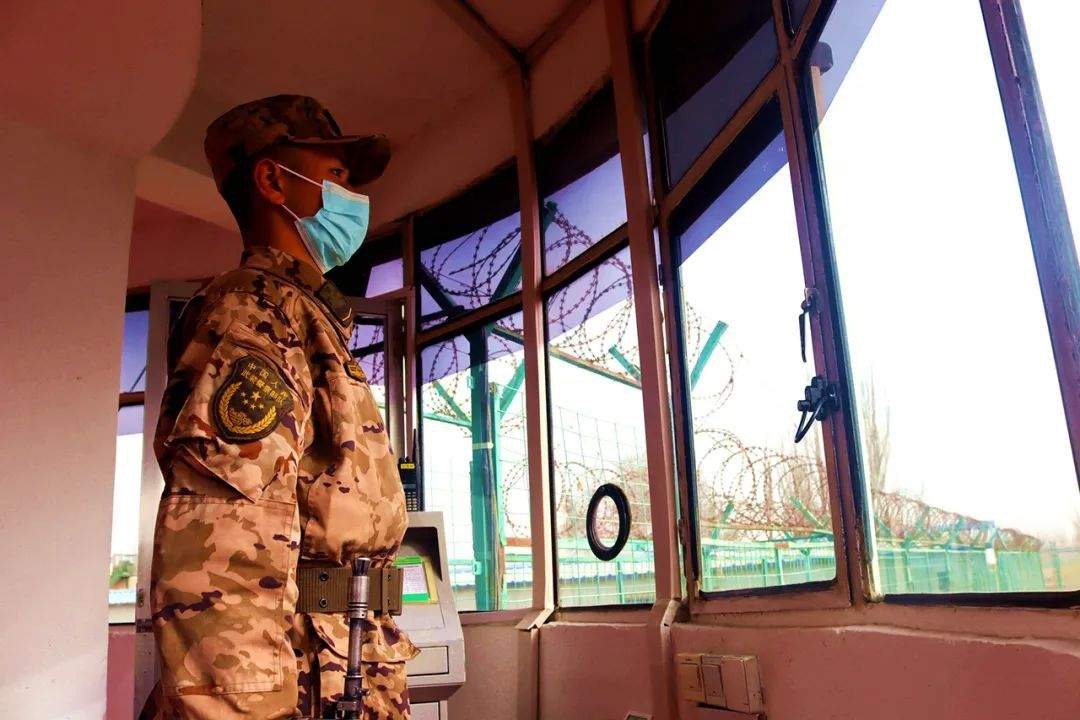 对于每一名战士来说最值得纪念的莫过于第一次站岗执勤了