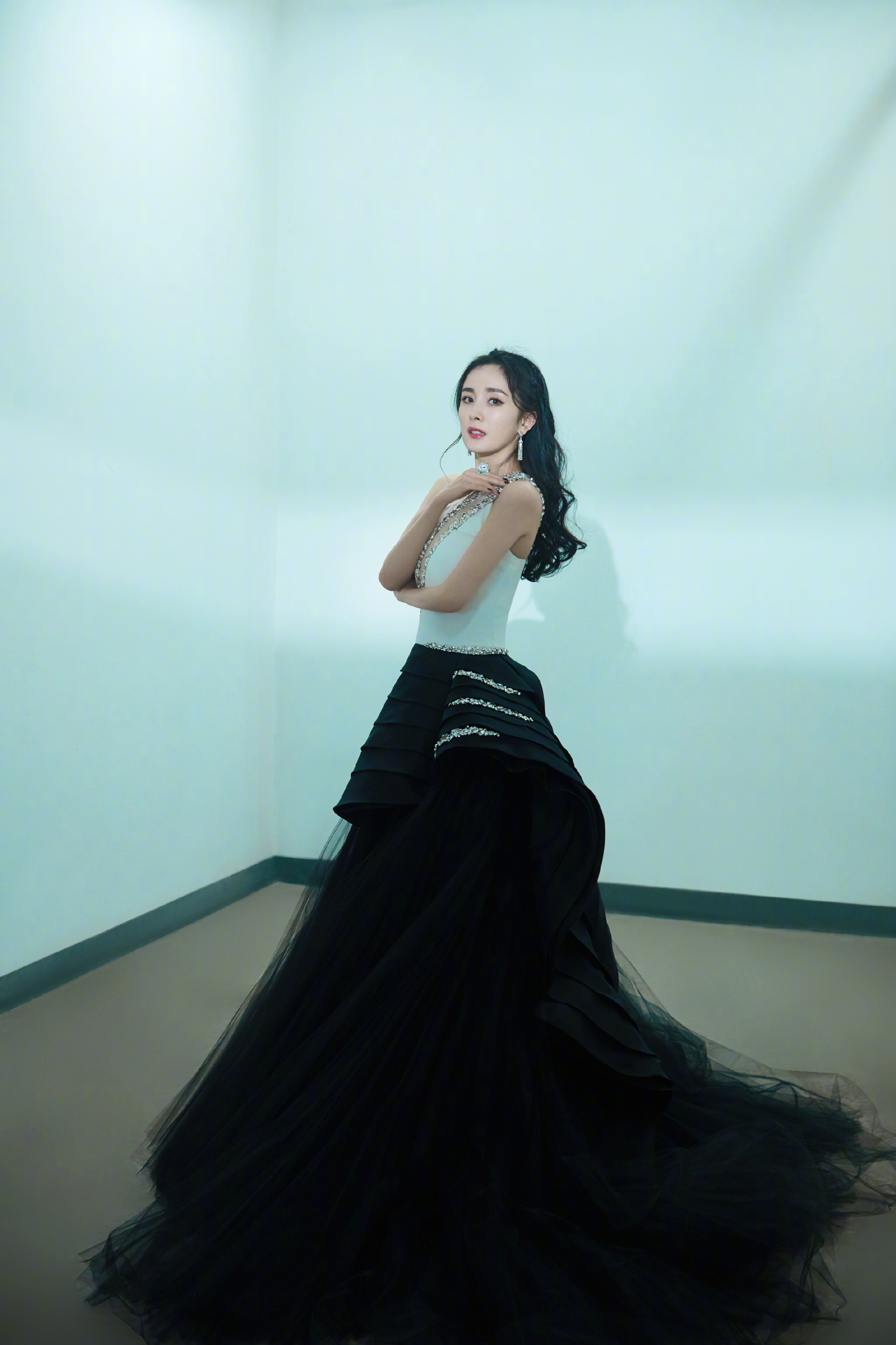 女明星们的黑天鹅礼服裙,个个优雅复古