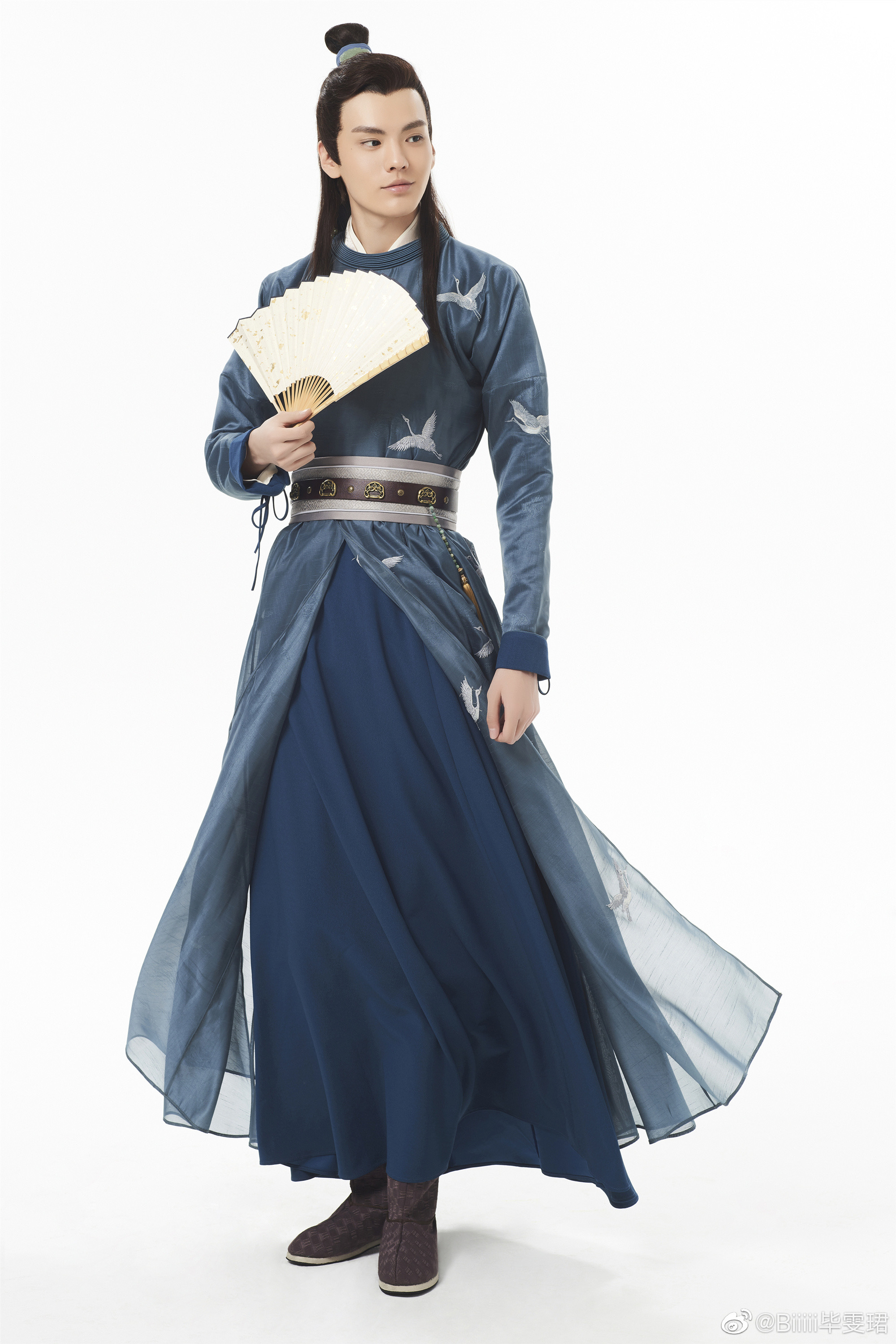 来看毕雯珺的古装造型,翩翩少年,墨发窣窣@biiiii毕雯珺