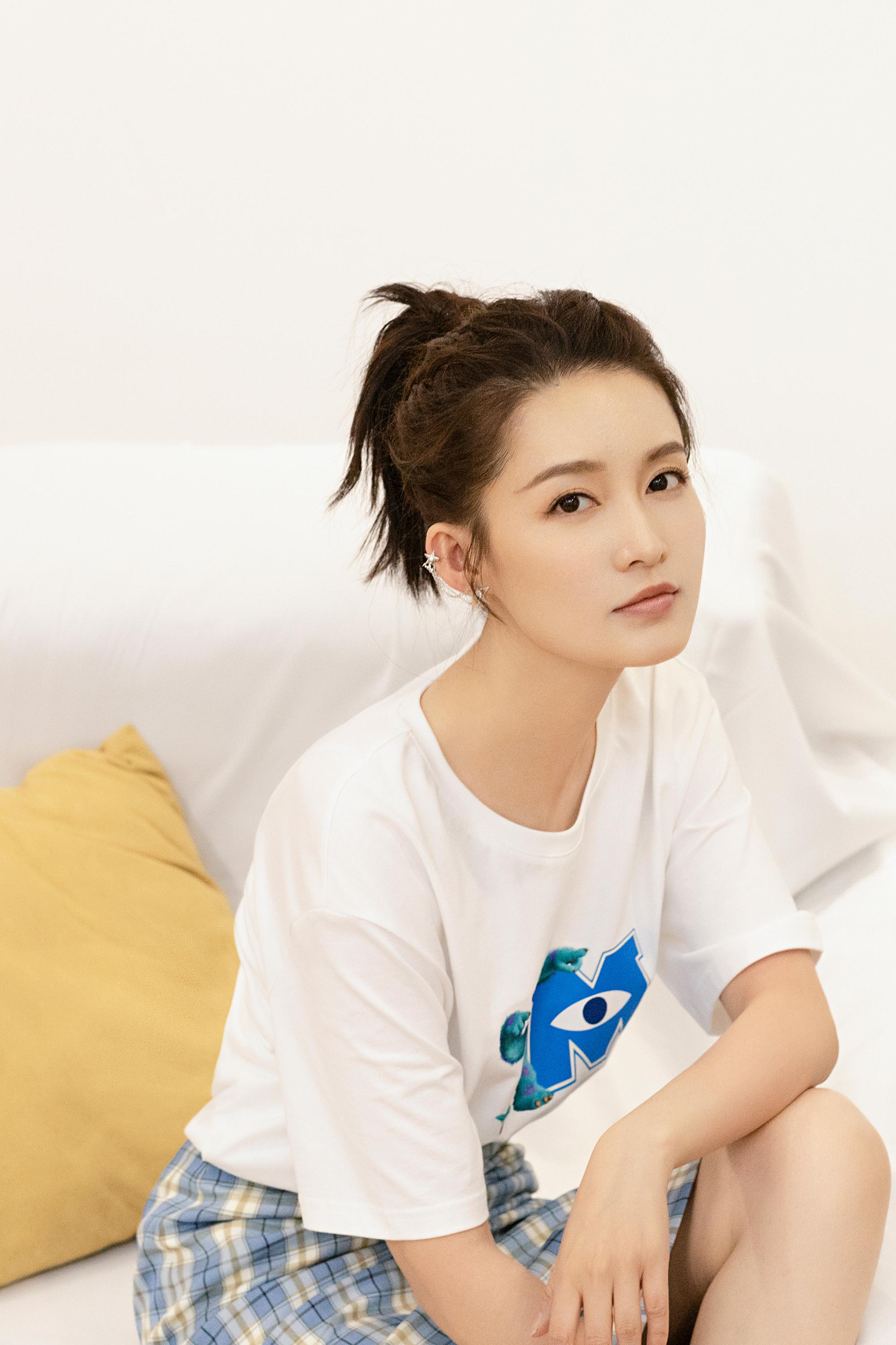 工作室晒出最新私照,新发型清凉干练……|李沁_新浪新闻