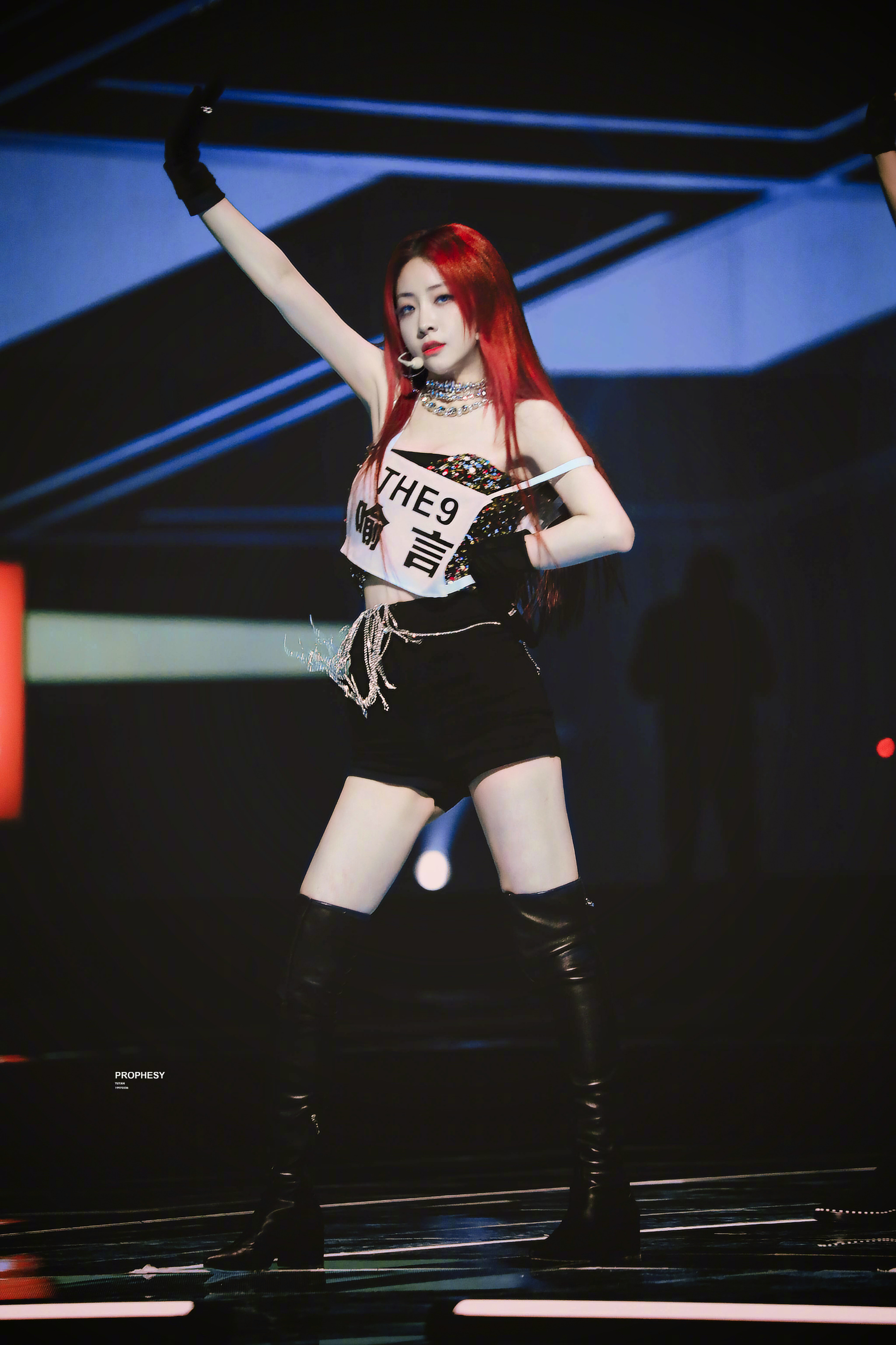 喻言为爱尖叫晚会彩排饭拍 红发好飒!……_高清图集_新浪网