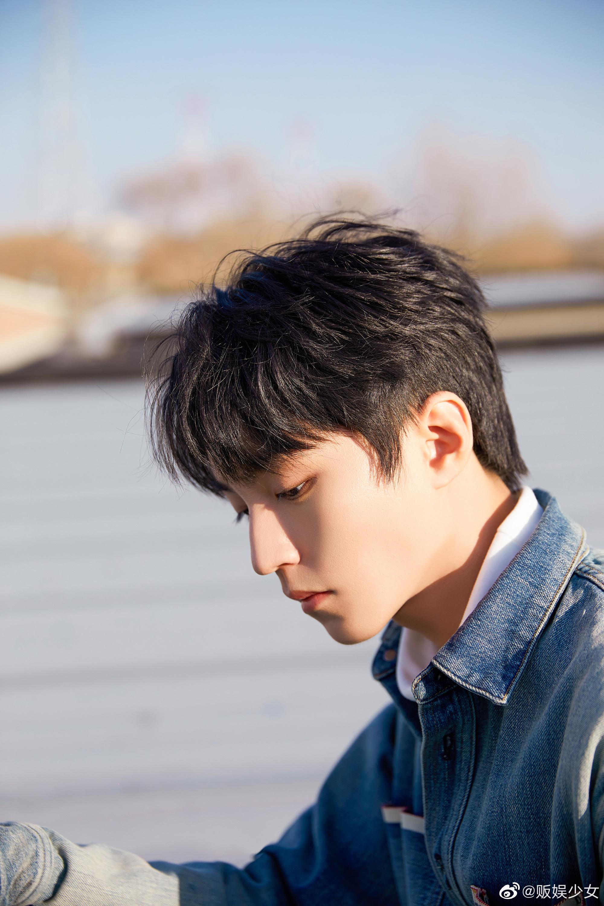 王俊凯天台大片 沐浴在阳光中的少年,画面太美好了