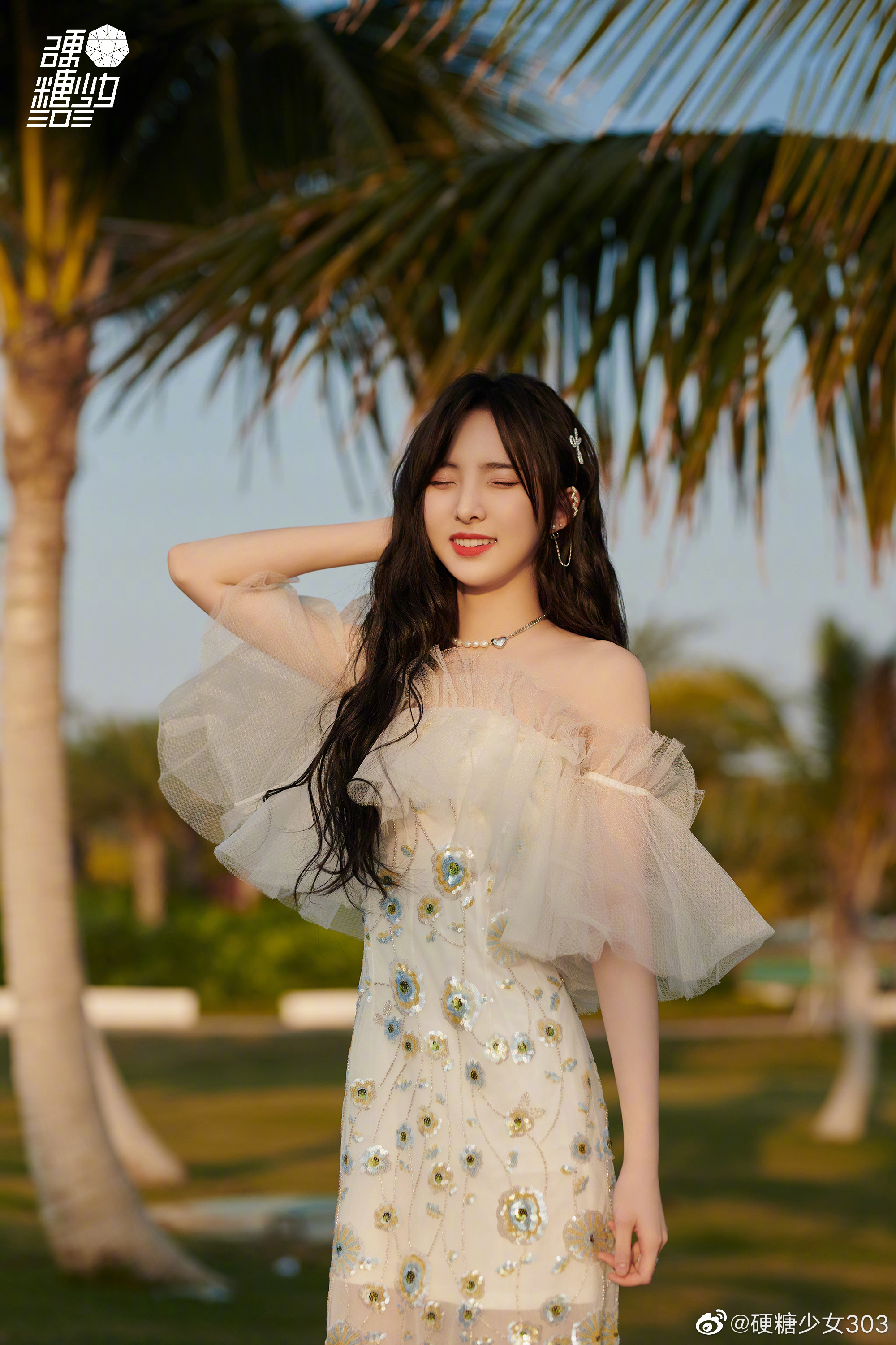 海边穿着纱裙的郑乃馨完全就是仙女
