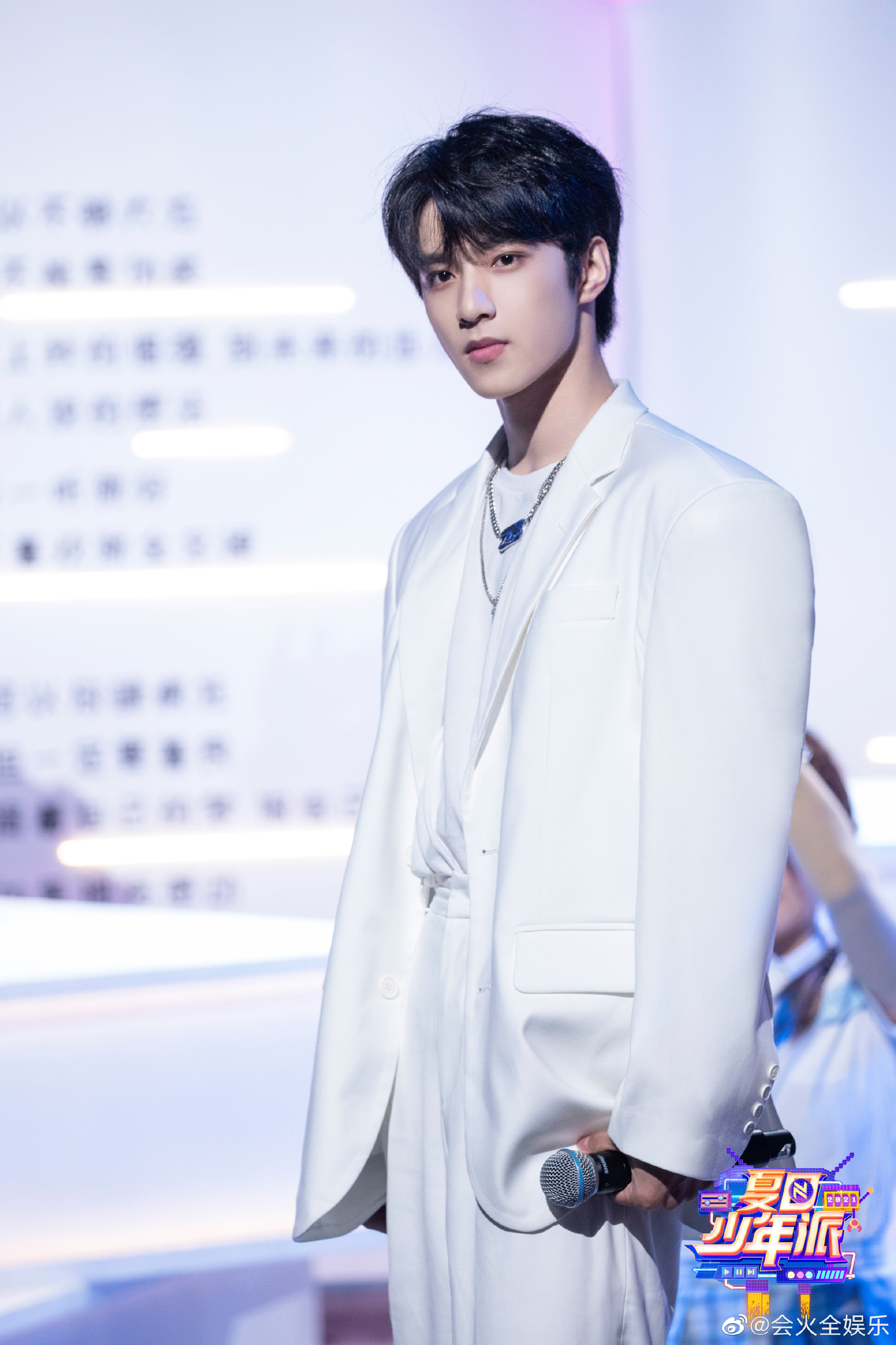 刘耀文夏日少年派高清剧照 白色西装氛围感十足……_高清图集_新浪网