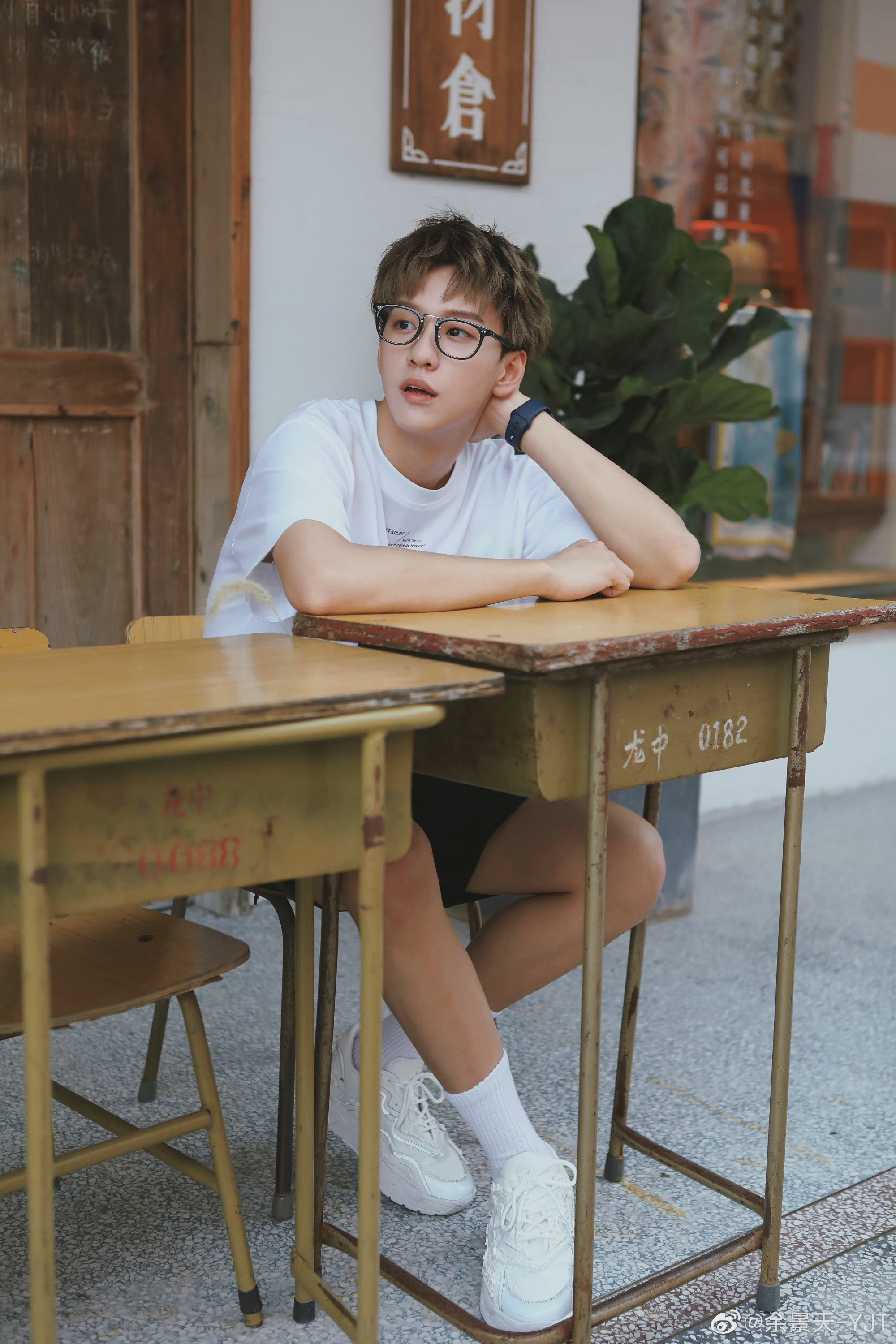 余景天分享随拍,白t恤,框架眼镜,少年感满满……__财经头条