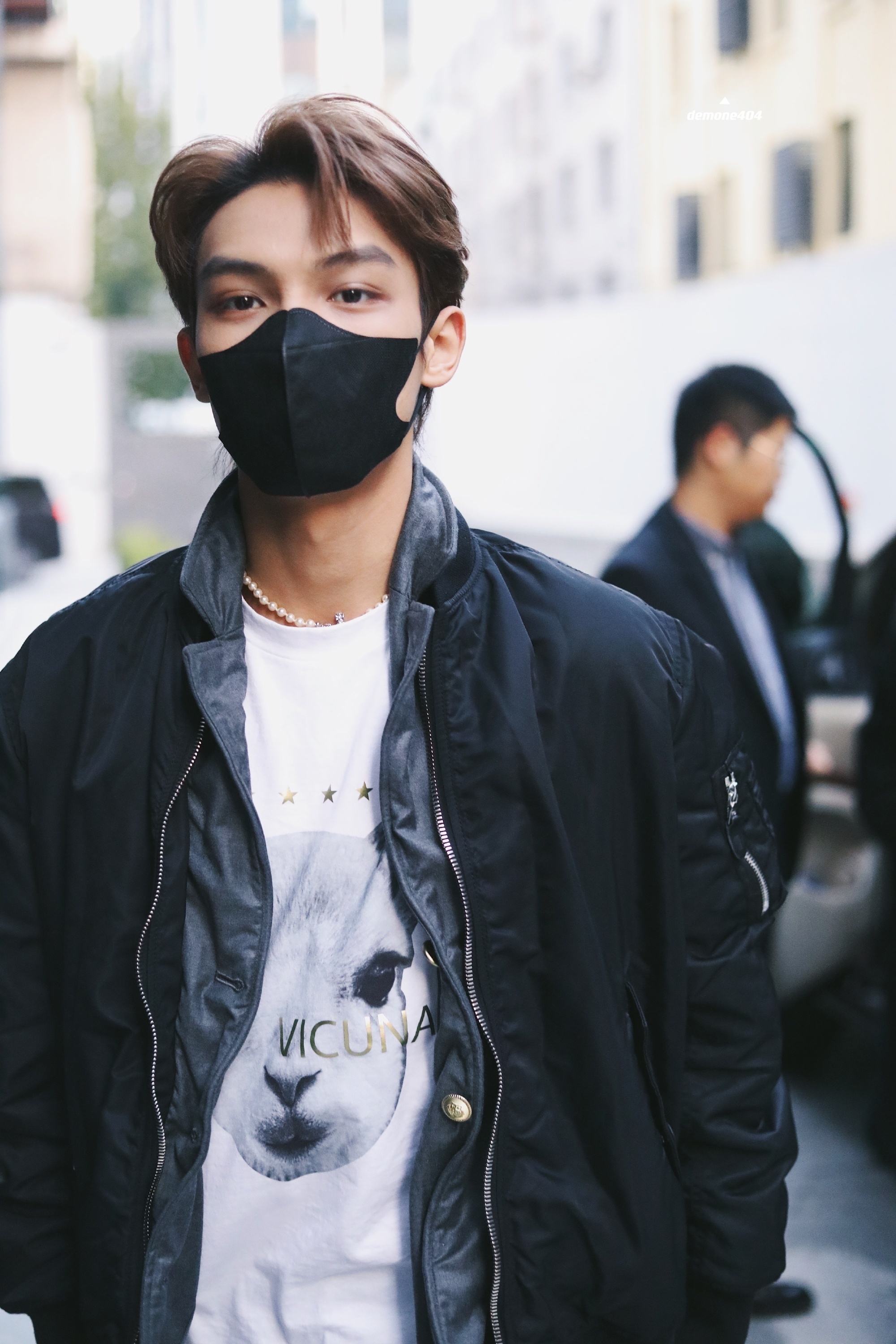 段星星今日品牌活动饭拍黑色运动服 白色内搭,休闲帅