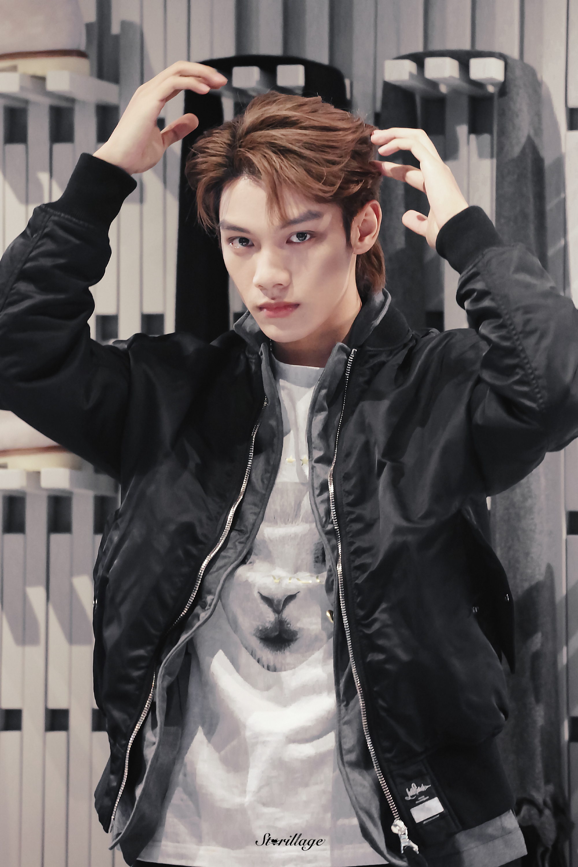 段星星今日品牌活动饭拍黑色运动服 白色内搭,休闲帅