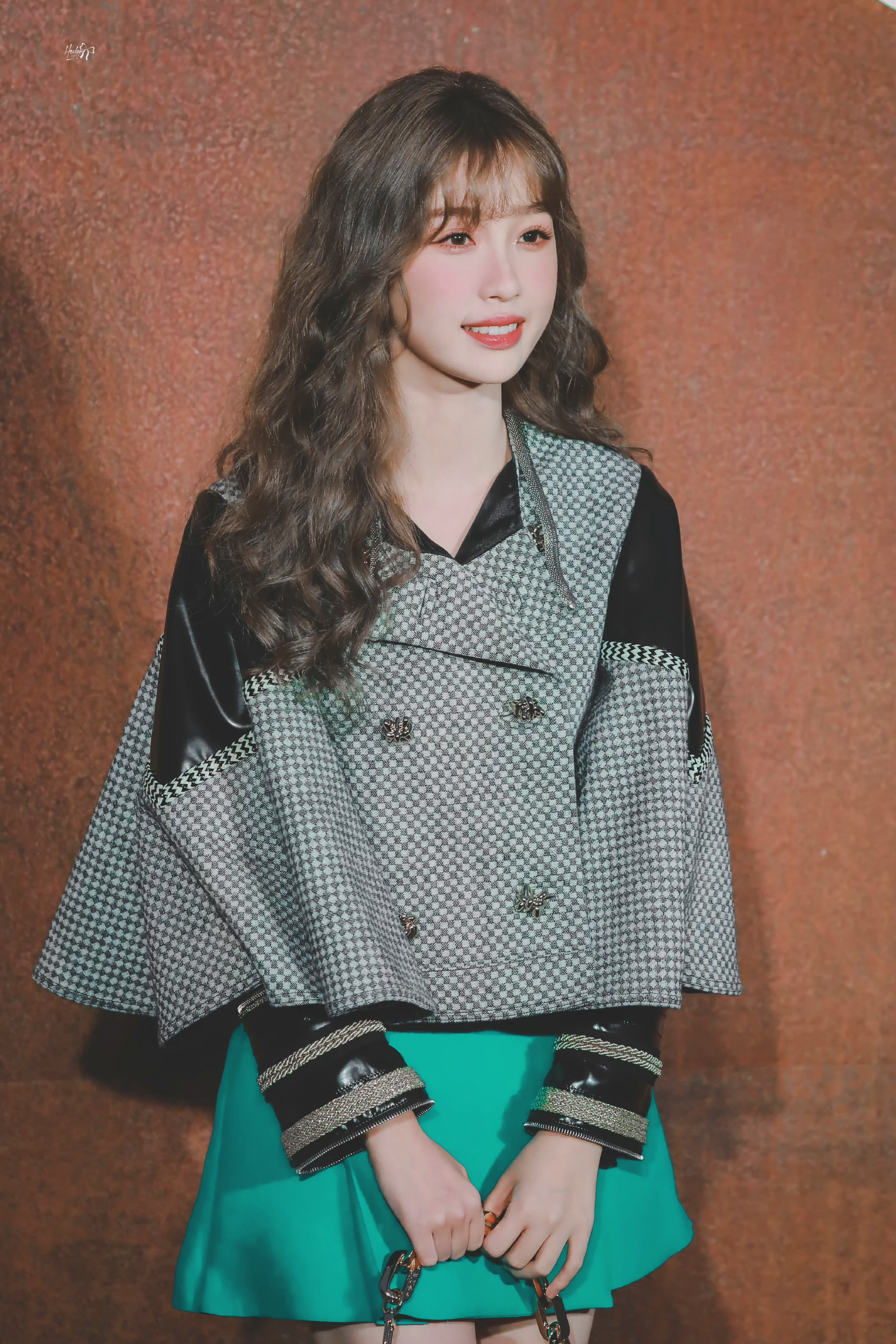 虞书欣活动饭拍今天是洋娃娃吧羊毛卷造型好可爱呀