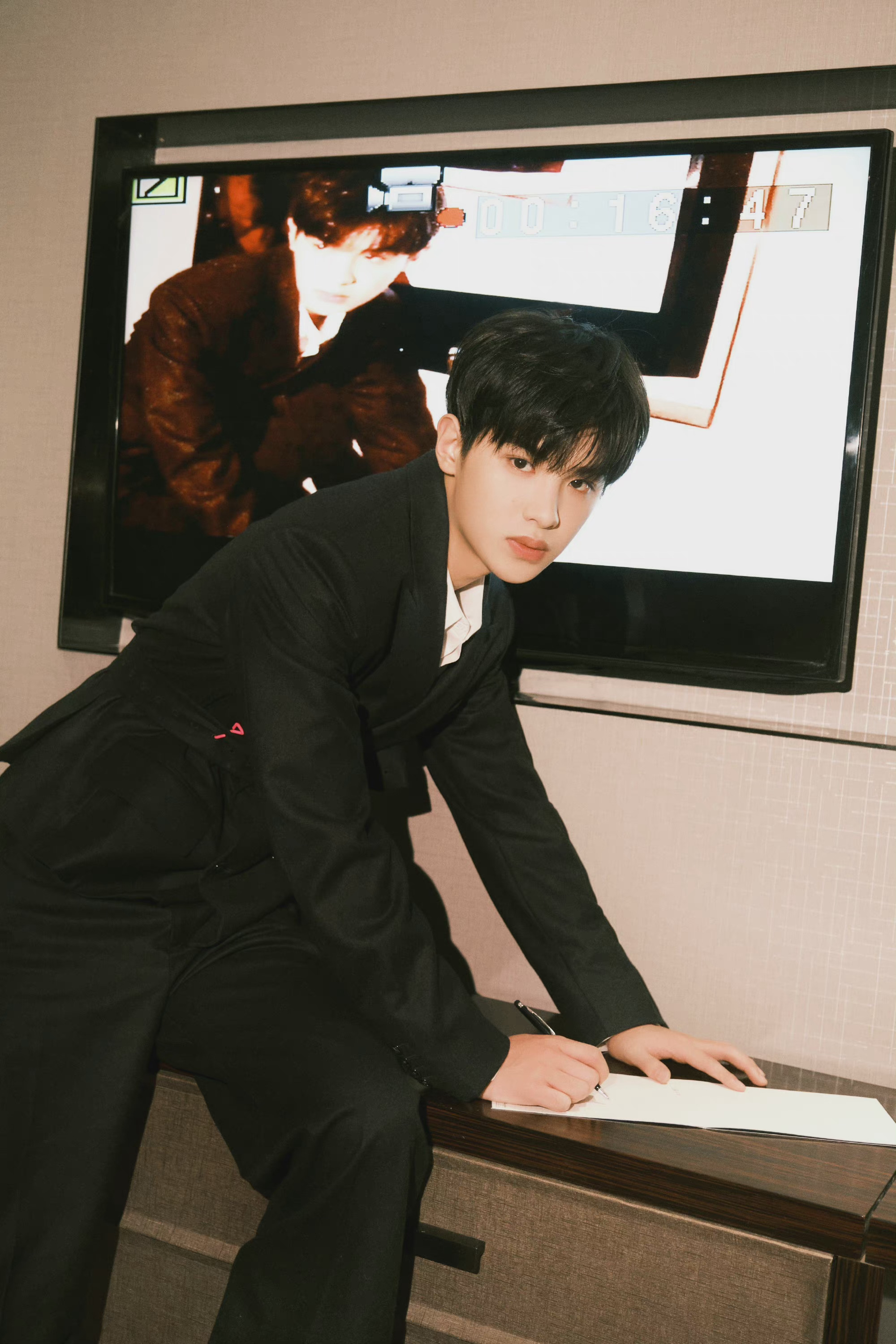 黄明昊黑色收腰西装写真大片 黑色西装白衬衫……__财经头条