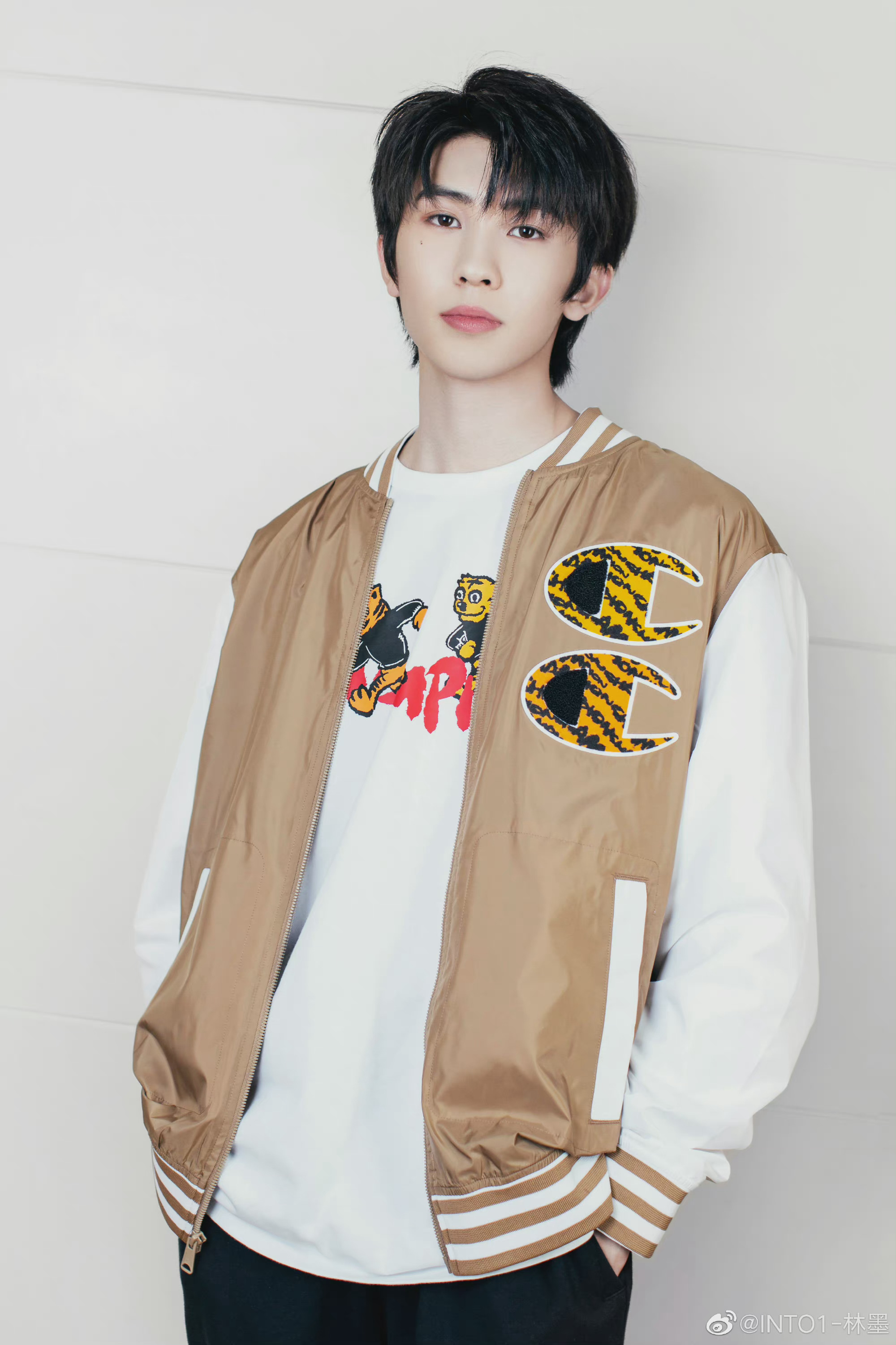 林墨新鲜造型写真图一身黑白棕休闲穿搭满屏大长腿