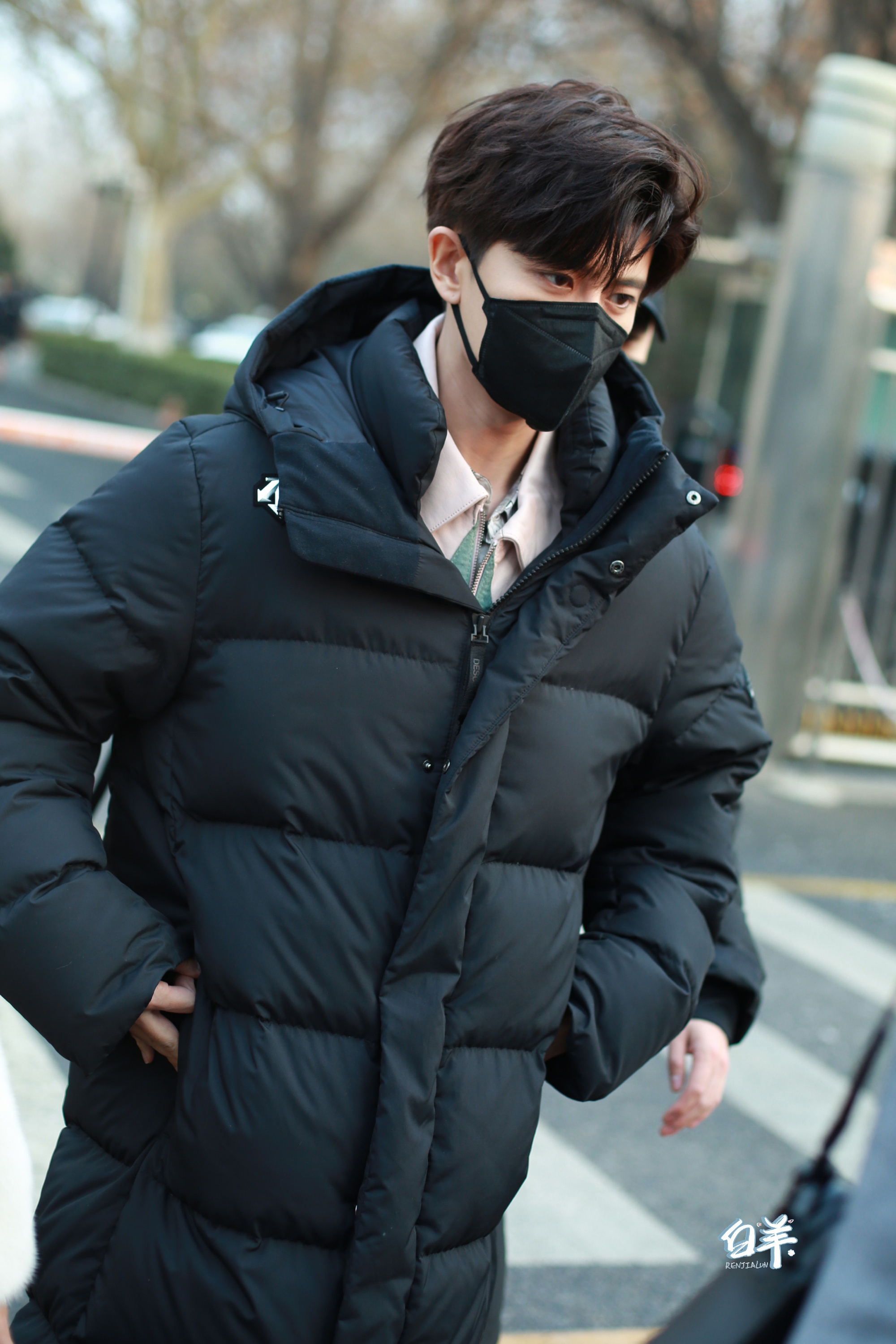 任嘉伦现身2022年央视春晚彩排现场 黑色长款羽绒服77妆发……_高清