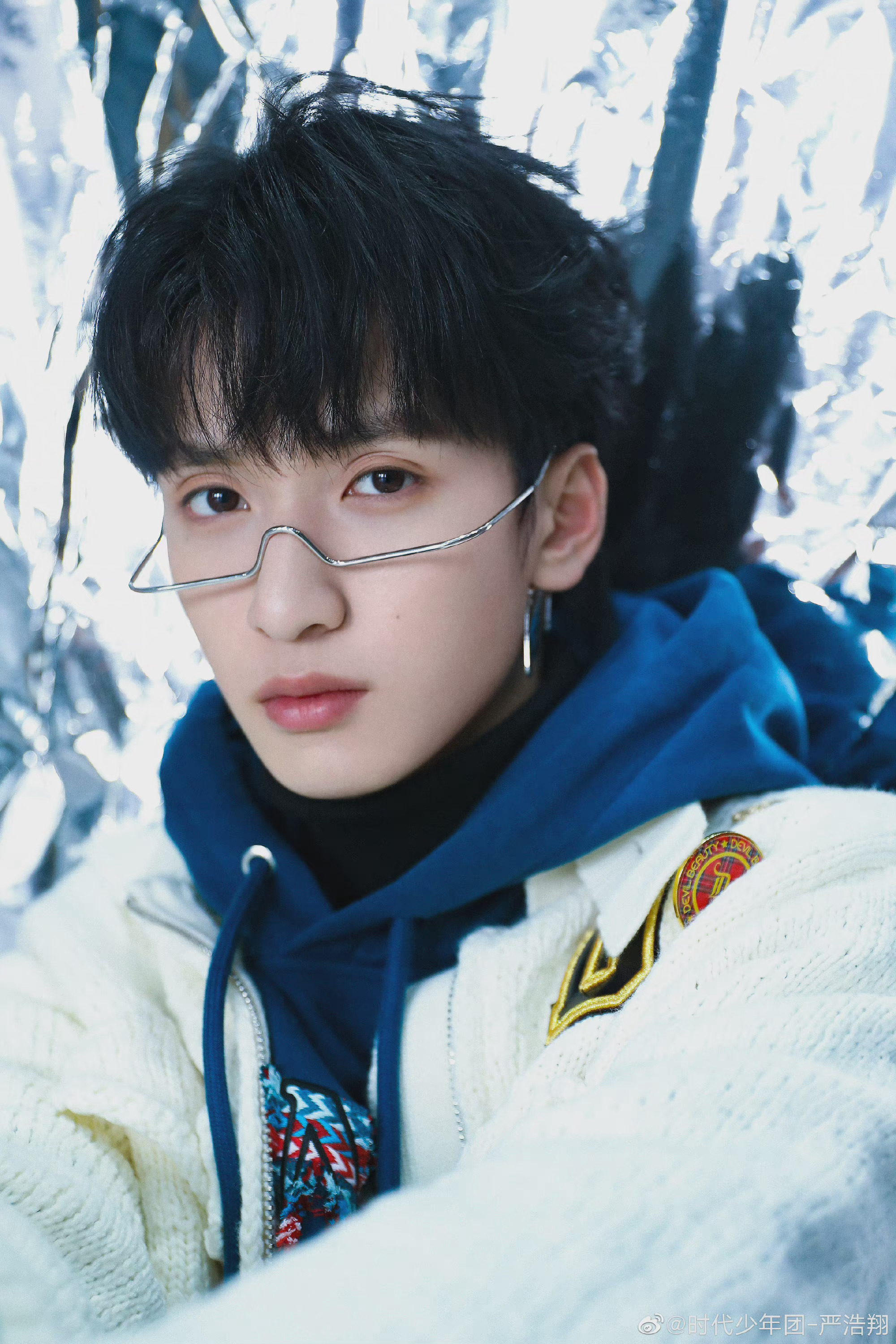 严浩翔晒自拍眼镜造型好帅呀不发会变库存啊哈哈哈真实了