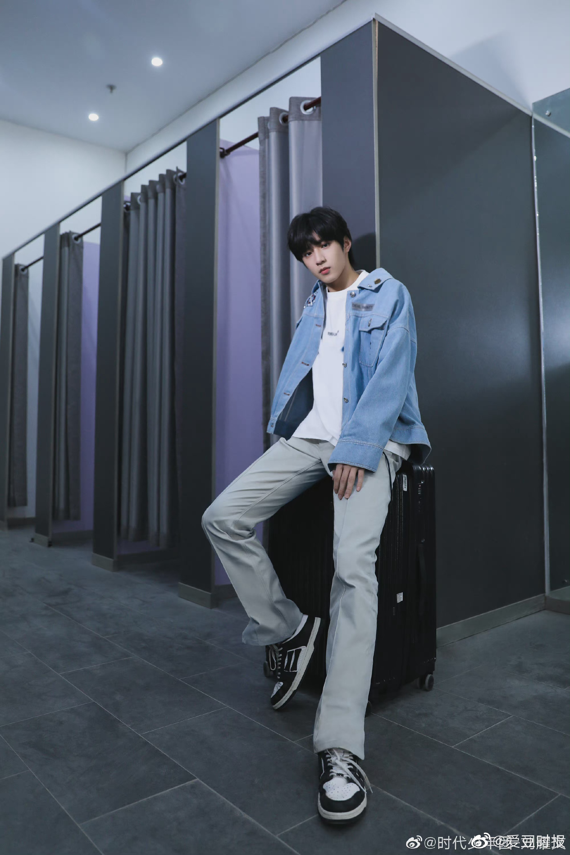 刘耀文:"四宫格缺一角 " 蓝色牛仔裤搭配白t……__财经头条