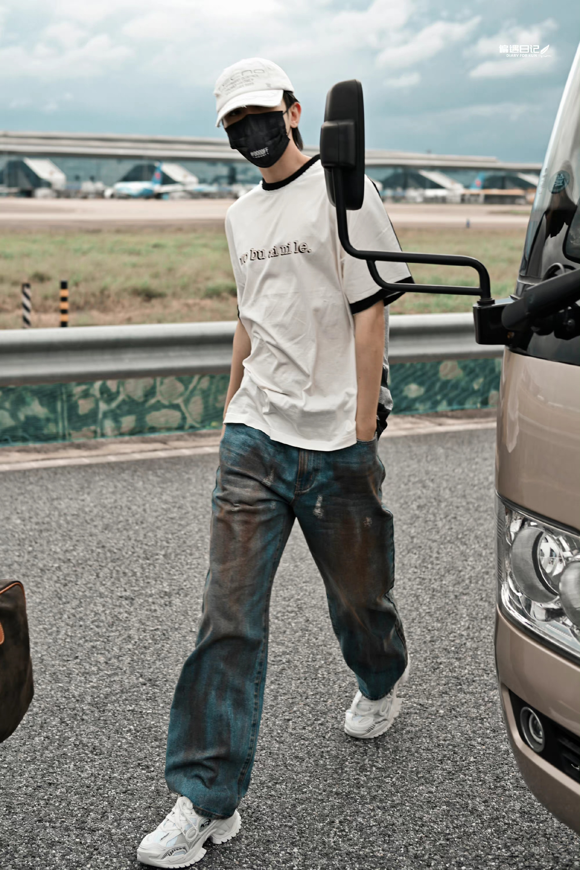 蔡徐坤今日份机场饭拍白t搭配扎染牛仔裤单手插兜帅气有型