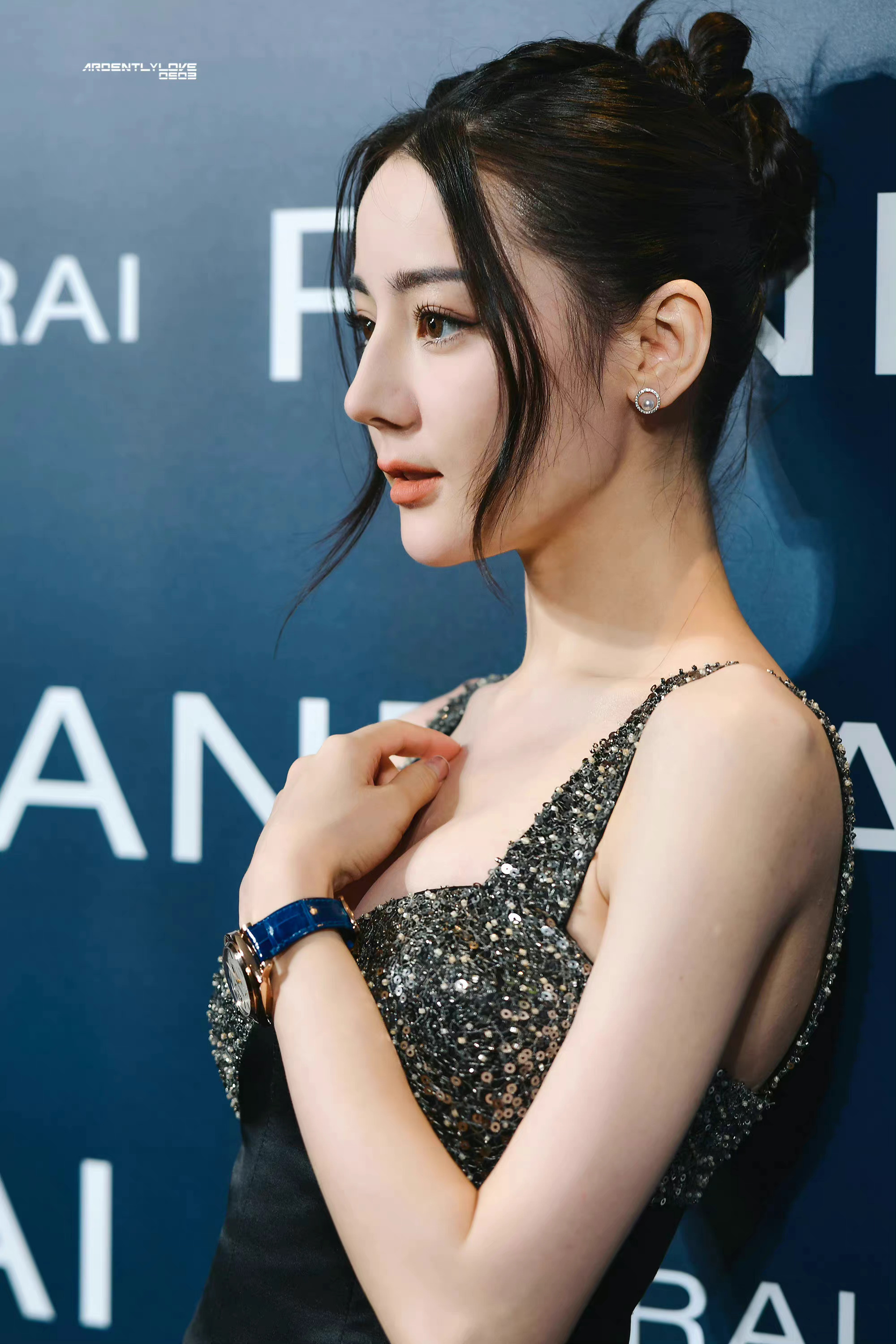 迪丽热巴今日活动饭拍图 黑色闪钻蛋糕裙,优越身材绝美侧颜……__财经