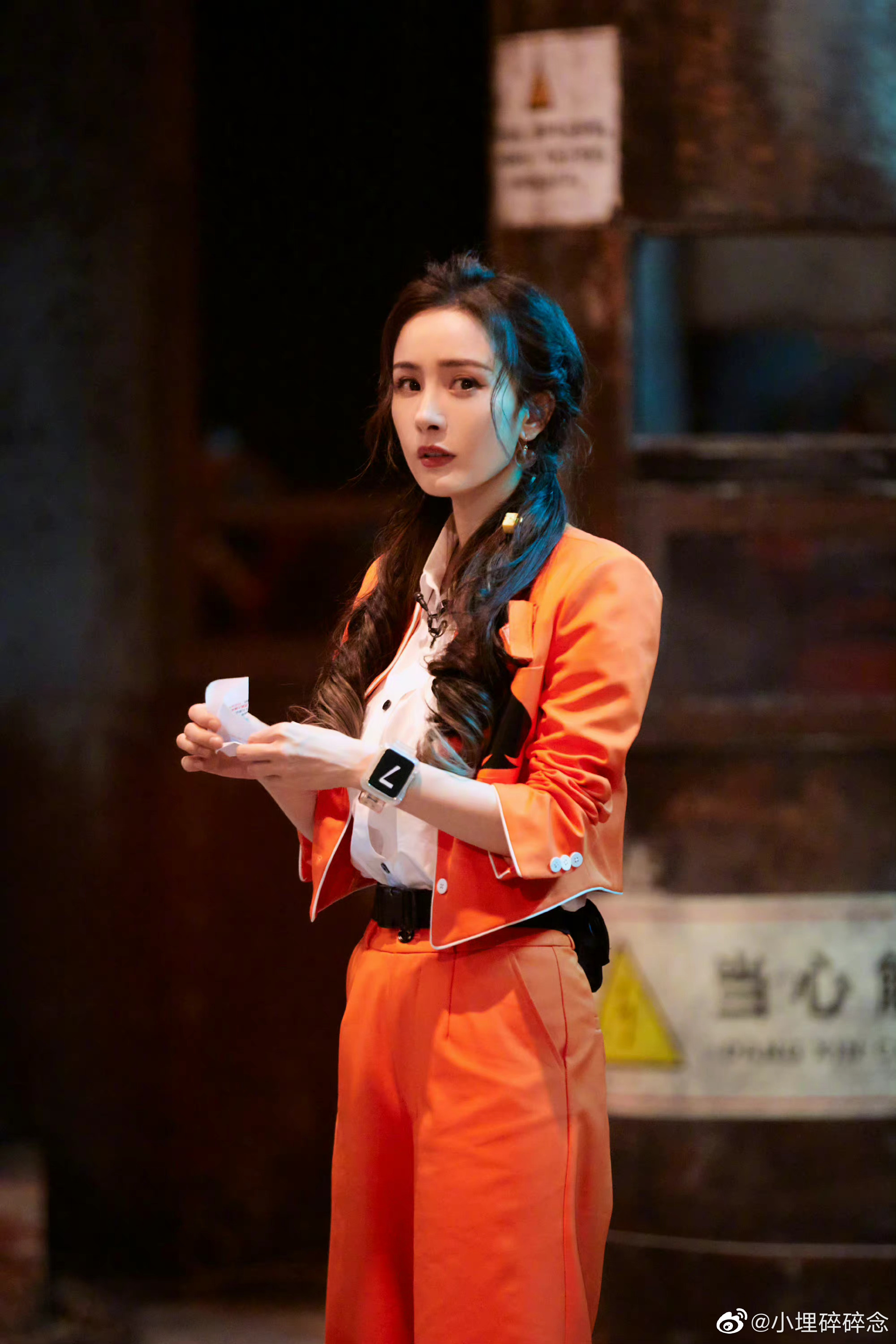 杨幂《密室大逃脱》橙色工装剧照~配上双马尾发型好青春有活力