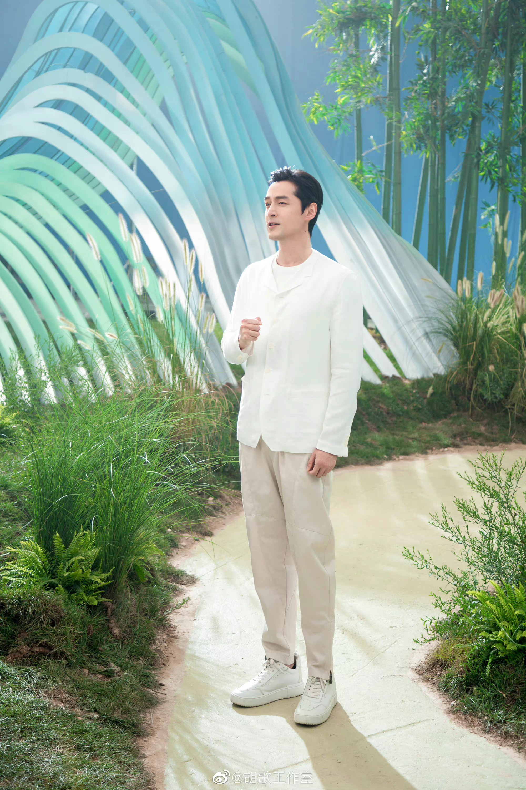 网友偶遇胡歌拍摄古装剧,也太低调了吧 好家伙……__财经头条