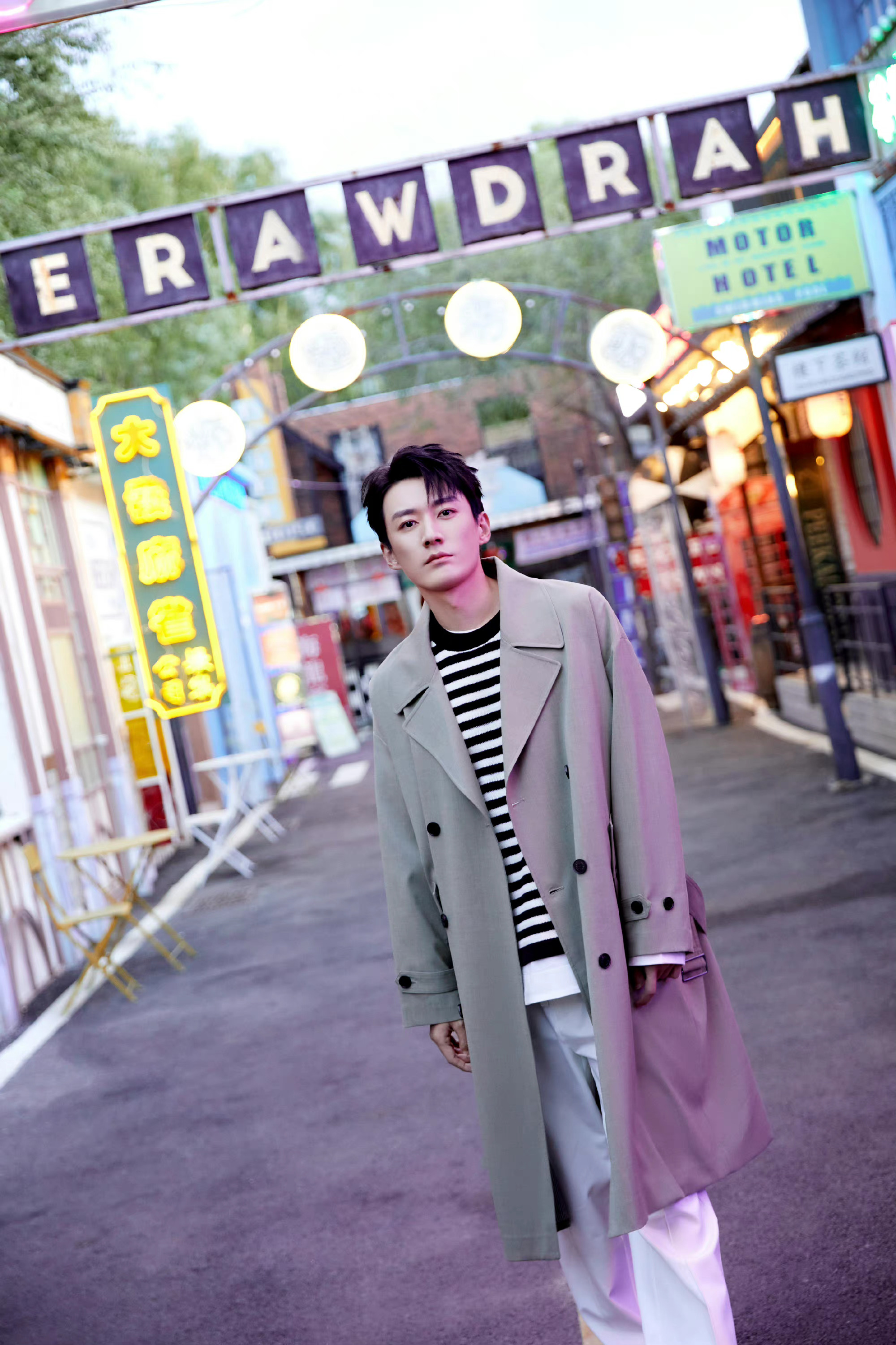 刘学义绿色风衣造型写真图五官立体帅气侧颜