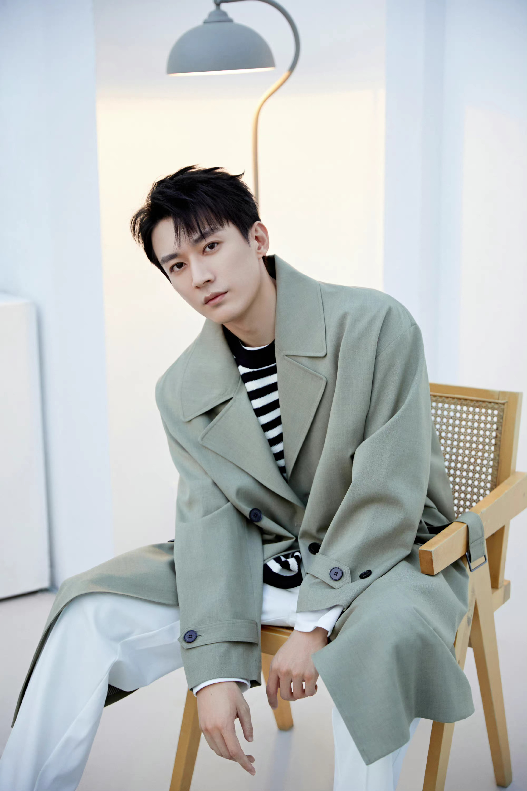 刘学义绿色风衣造型写真图～ 五官立体 帅气侧颜__财经头条