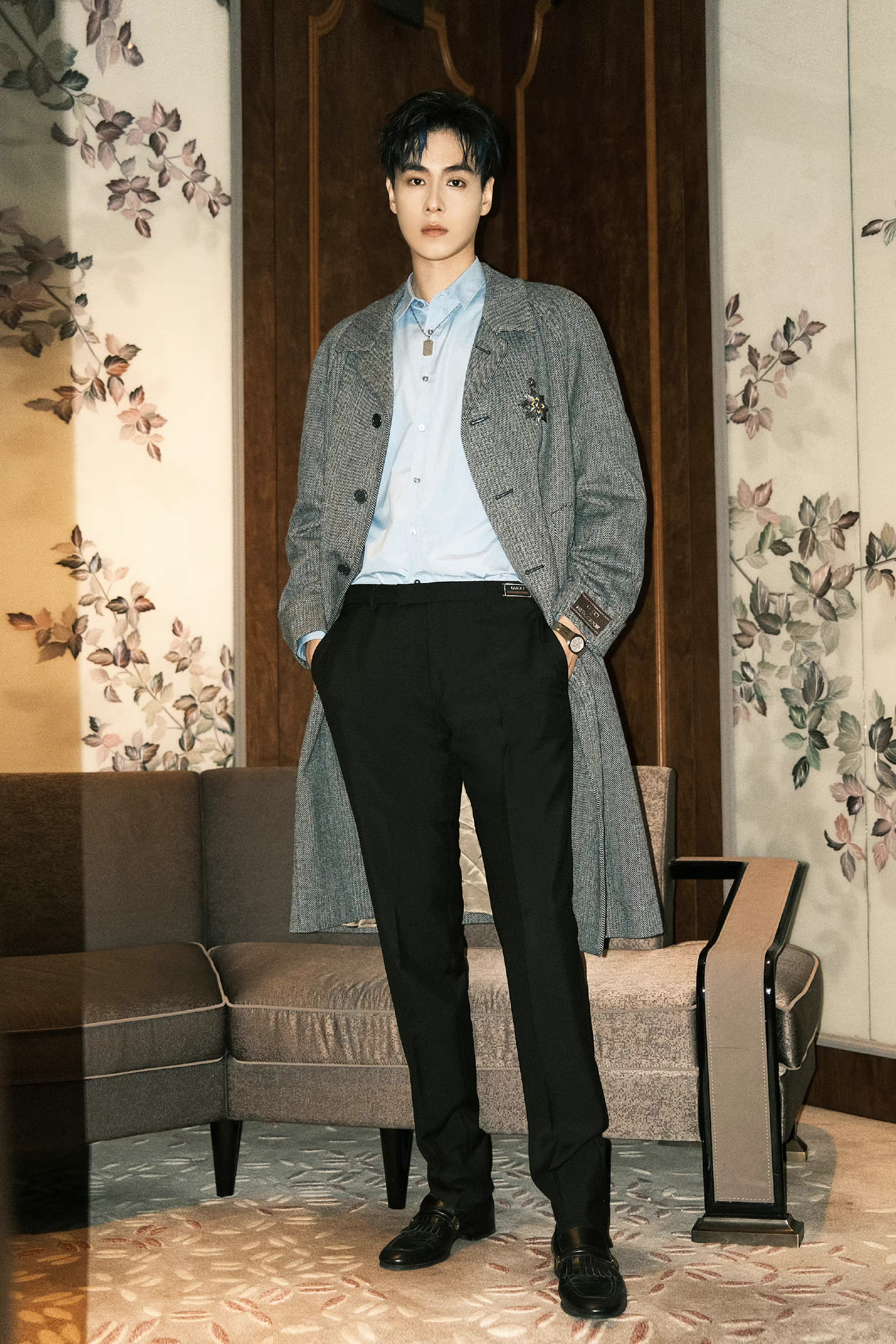 胡一天蓝色挑染风衣造型大片～ 高挑身材,满屏大长腿