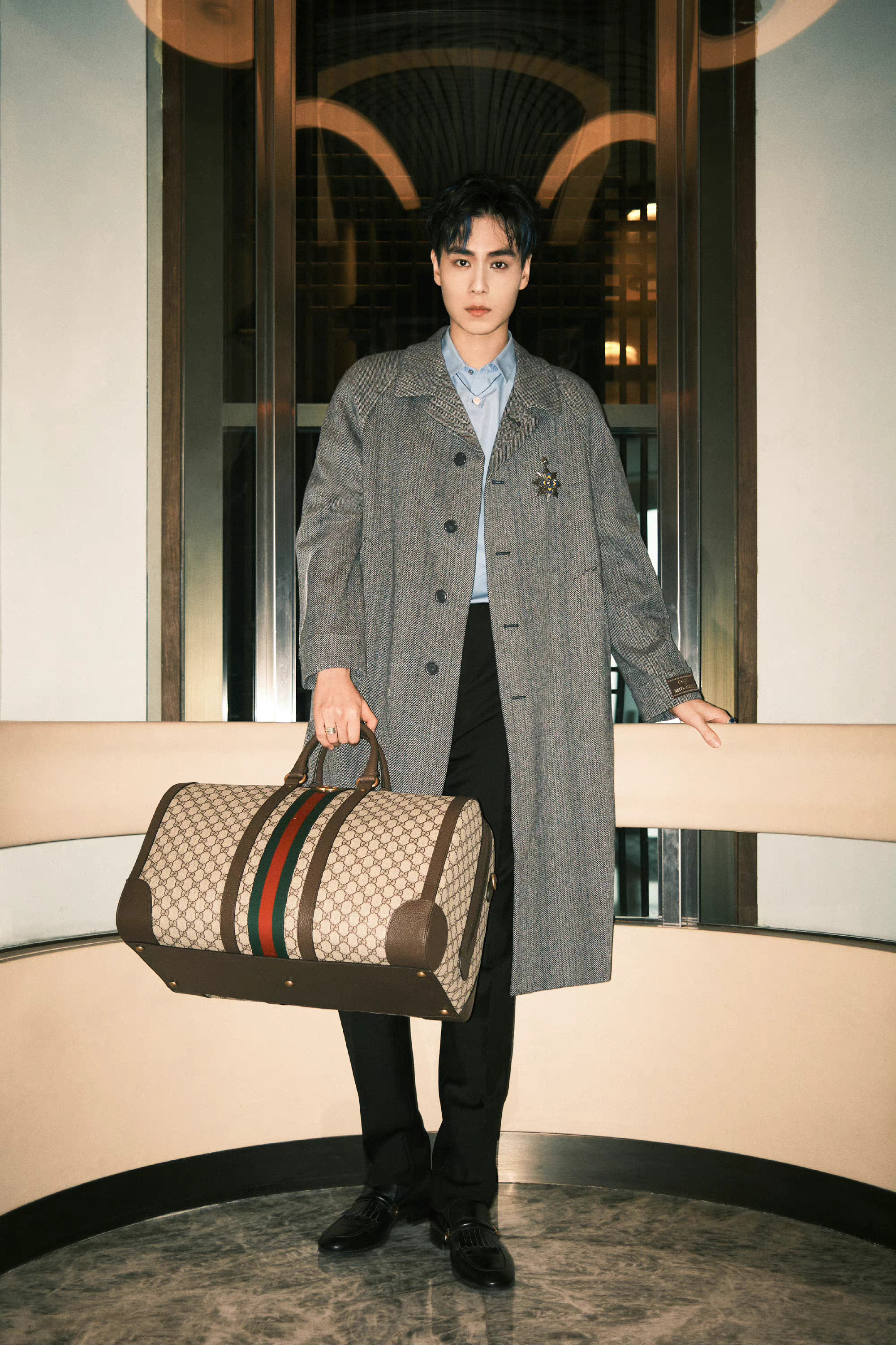 胡一天蓝色挑染风衣造型大片～ 高挑身材,满屏大长腿……__财经头条