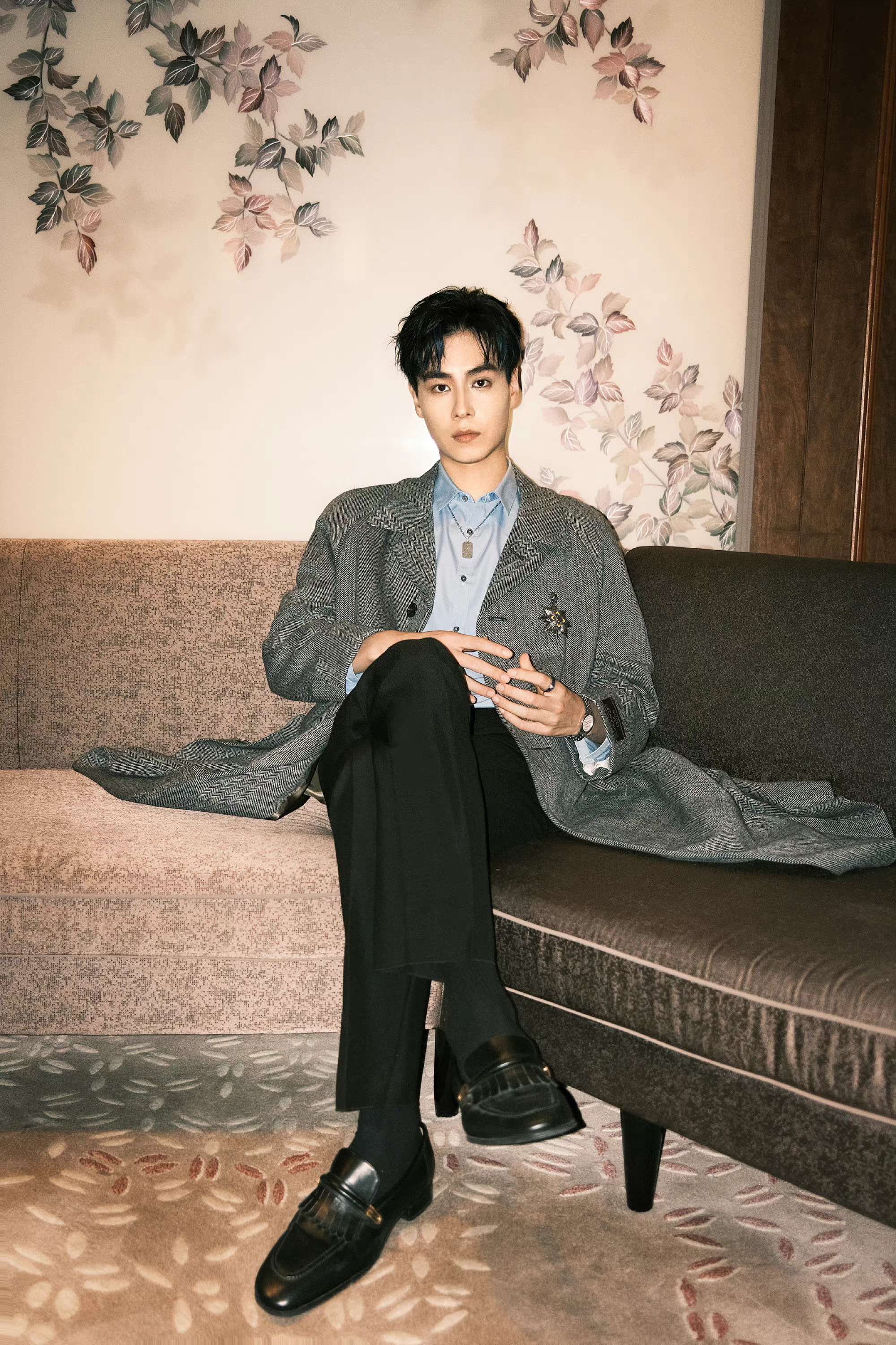 胡一天蓝色挑染风衣造型大片～ 高挑身材,满屏大长腿……__财经头条