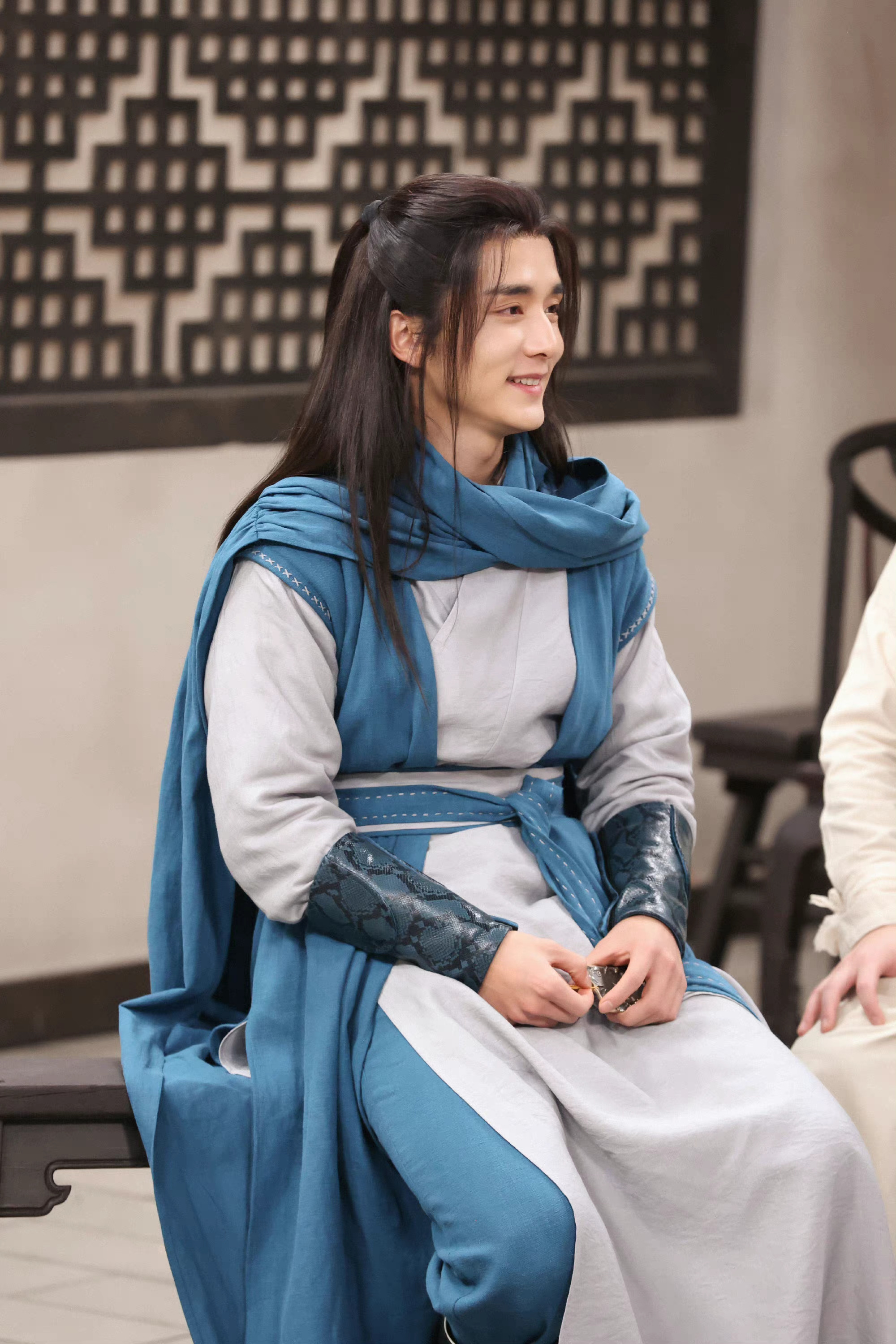 张新成我们的客栈古装剧照 六扇门追风上线!蓝色古装造型好飒