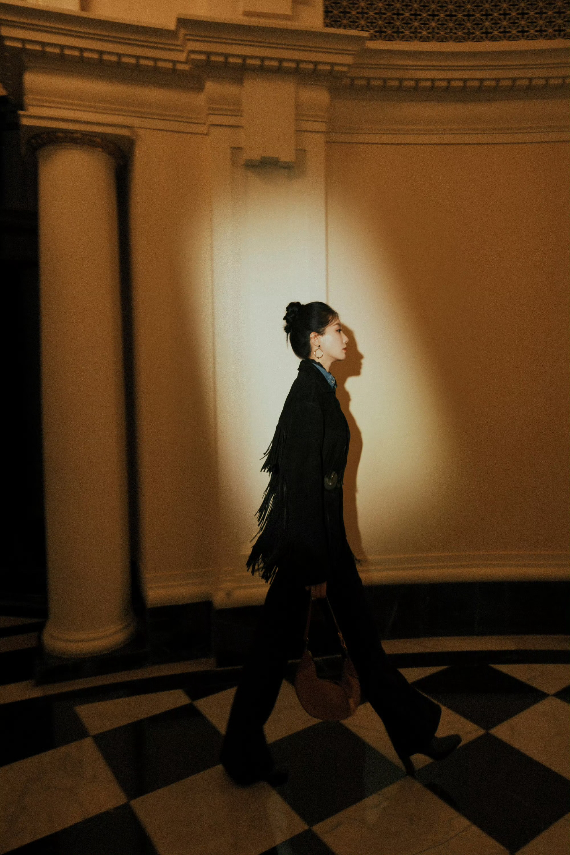 刘诗诗最新优雅冷感look,丸子头造型利落干练又美又飒