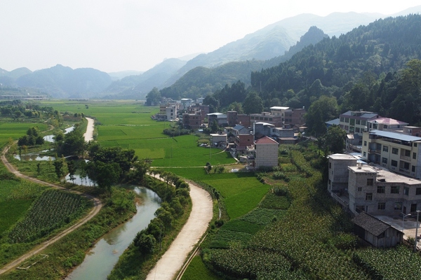 贵州岑巩岩下侗寨:农家书屋成为农村娃娃暑期的"快乐家园"