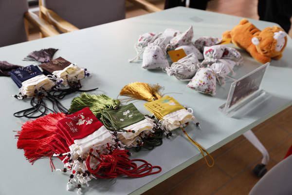 虎年练“虎戏”、香囊助防疫……上海中医药大学留校学生过年“幸福不打烊”休闲区蓝鸢梦想 - Www.slyday.coM