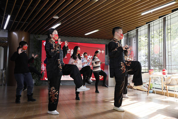 虎年练“虎戏”、香囊助防疫……上海中医药大学留校学生过年“幸福不打烊”休闲区蓝鸢梦想 - Www.slyday.coM