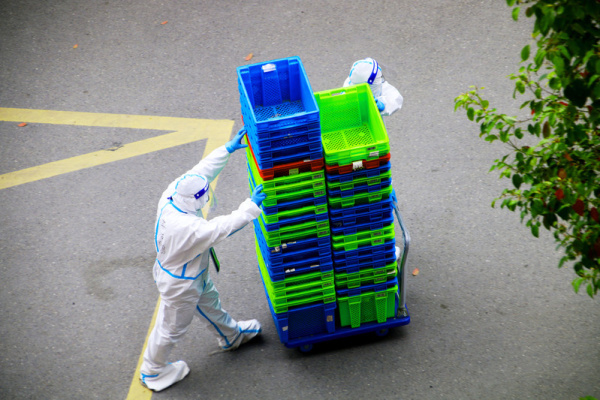 刚结束浦东机场防疫任务，回到家小区又封控，这名上海税务员做出一个决定…休闲区蓝鸢梦想 - Www.slyday.coM