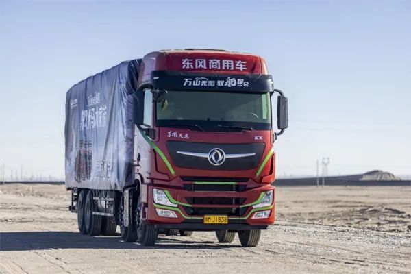 实拍车型搭载的是一款东风康明斯14升排量发动机,最大输出功率为560