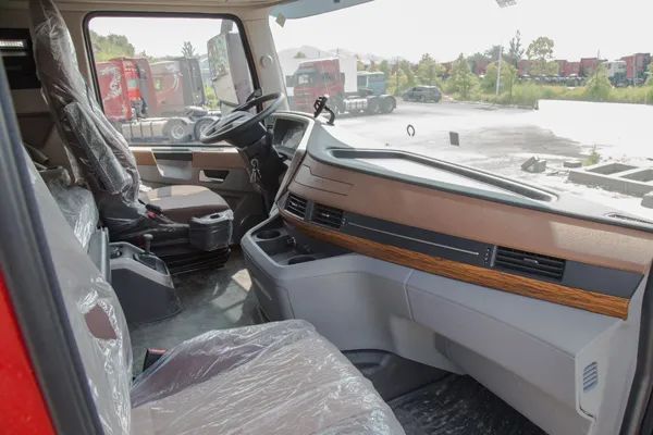 东风天龙旗舰王者版560马力8x4载货车实拍解析卡车之友网