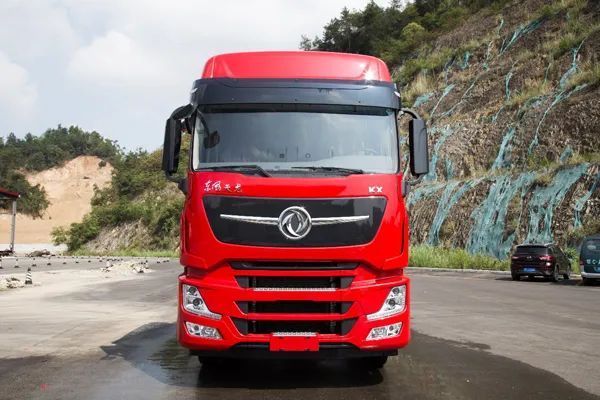 东风天龙旗舰王者版560马力8x4载货车实拍解析卡车之友网